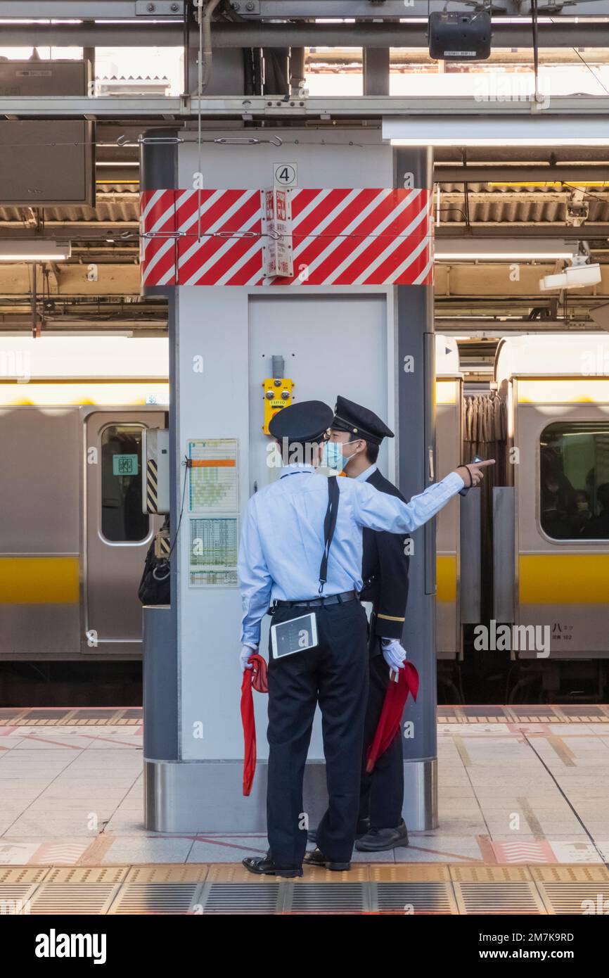 Japan, Honshu, Tokio, Shinjuku Bahnhof, Zwei Bahnsteigswachen Stockfoto