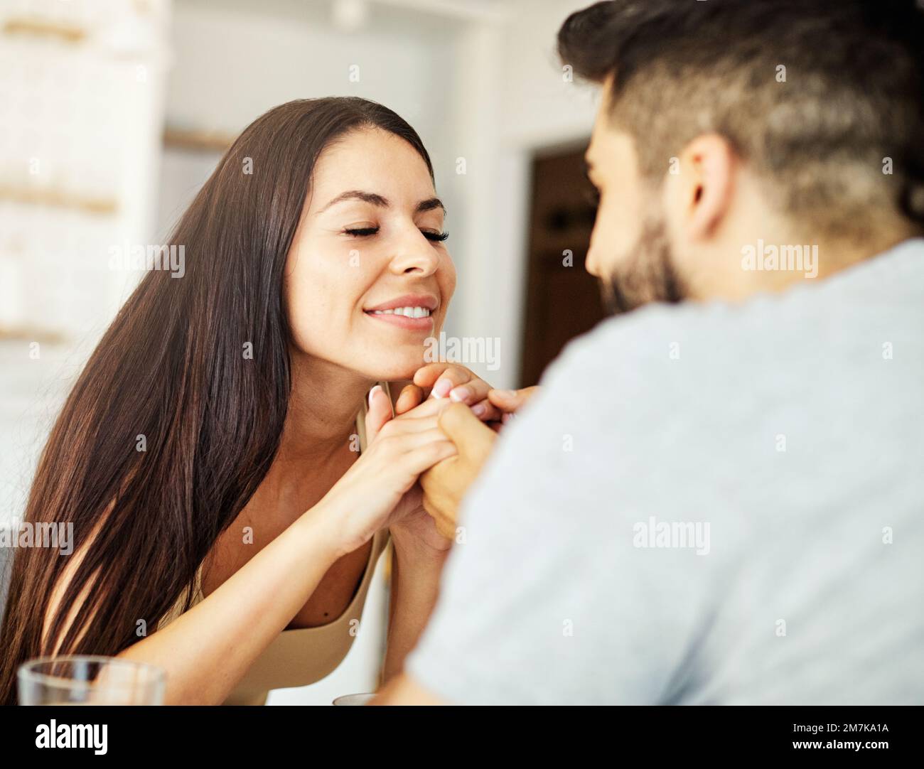 Frau Mann Paar reden Liebe junge Mädchen Lifestyle Freund zusammen lächelnd glücklich Freundin Romantik Café Stockfoto