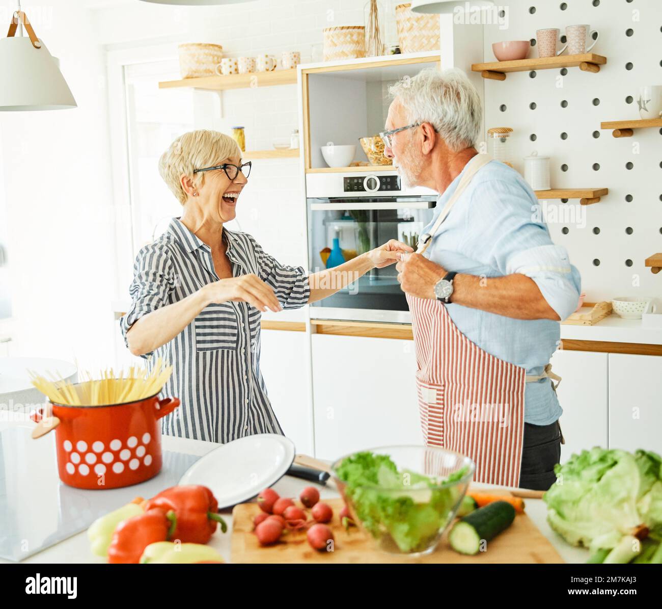 Liebe Küche Senior Frau Mann Paar Heim Ruhestand glückliches Essen lächelnd Mann Frau zusammen tanzen Stockfoto