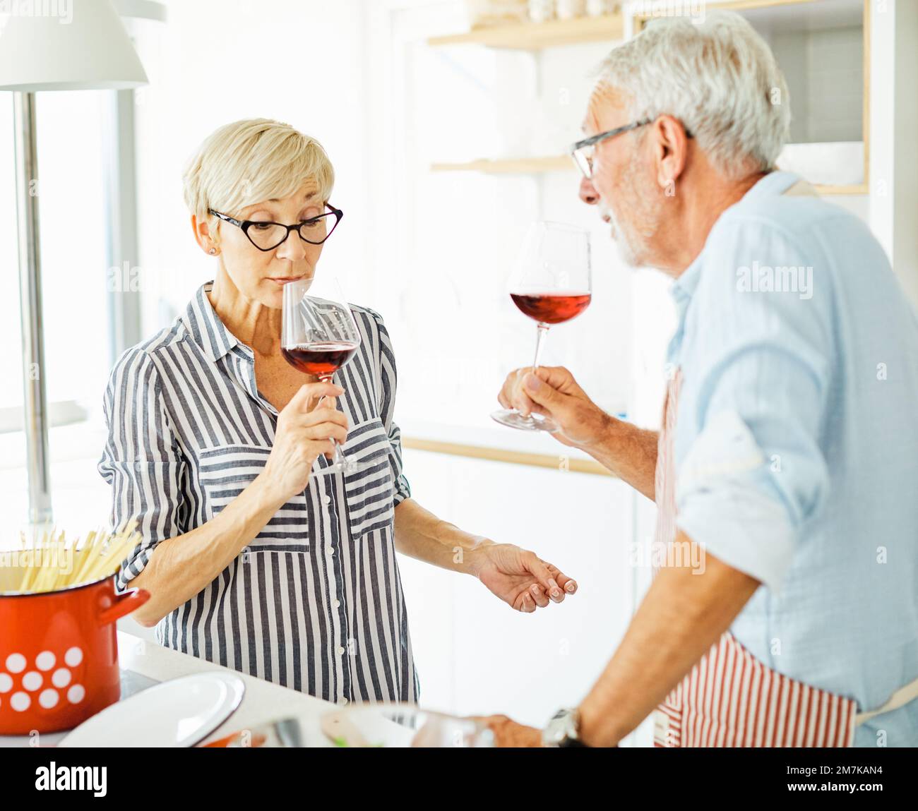 Liebe Küche Senior Glas Frau Paar Heim Ruhestand glücklich Essen lächelnd Mann Wein zusammen Portrait Stockfoto