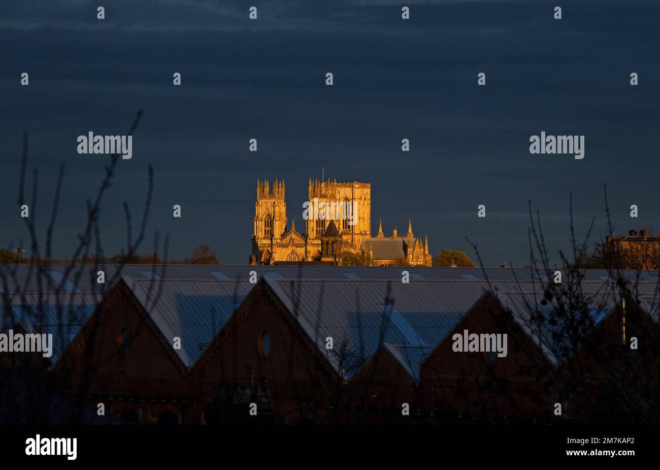 York Minster aus der Ferne im späten Nachmittagslicht nach dem Wintersturm, York, North Yorkshire, England Stockfoto