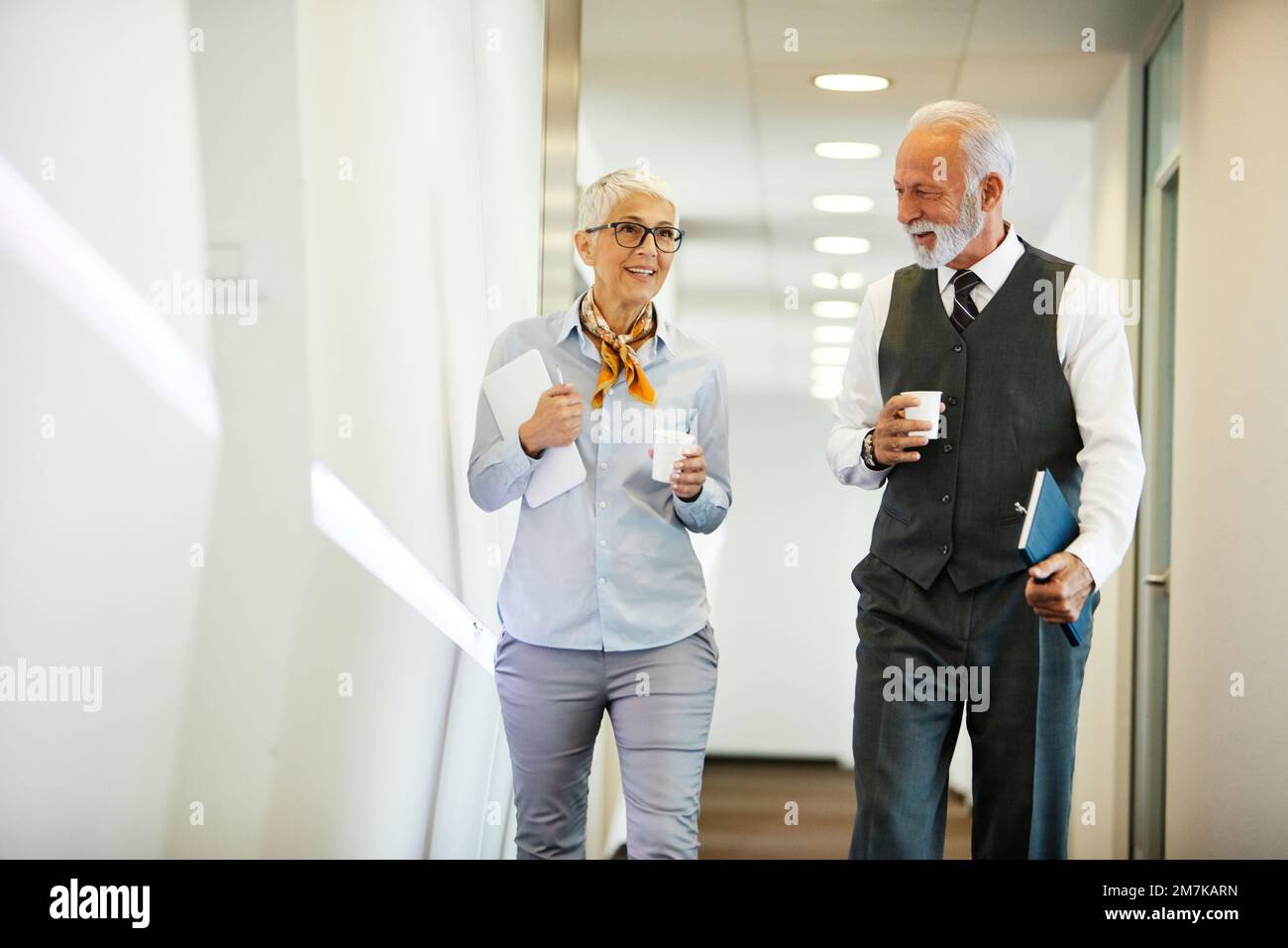 Business Office Diskussion Teamwork Senior Meeting Geschäftsmann Geschäftsfrau Mann Frau Kaffee Pause Stockfoto
