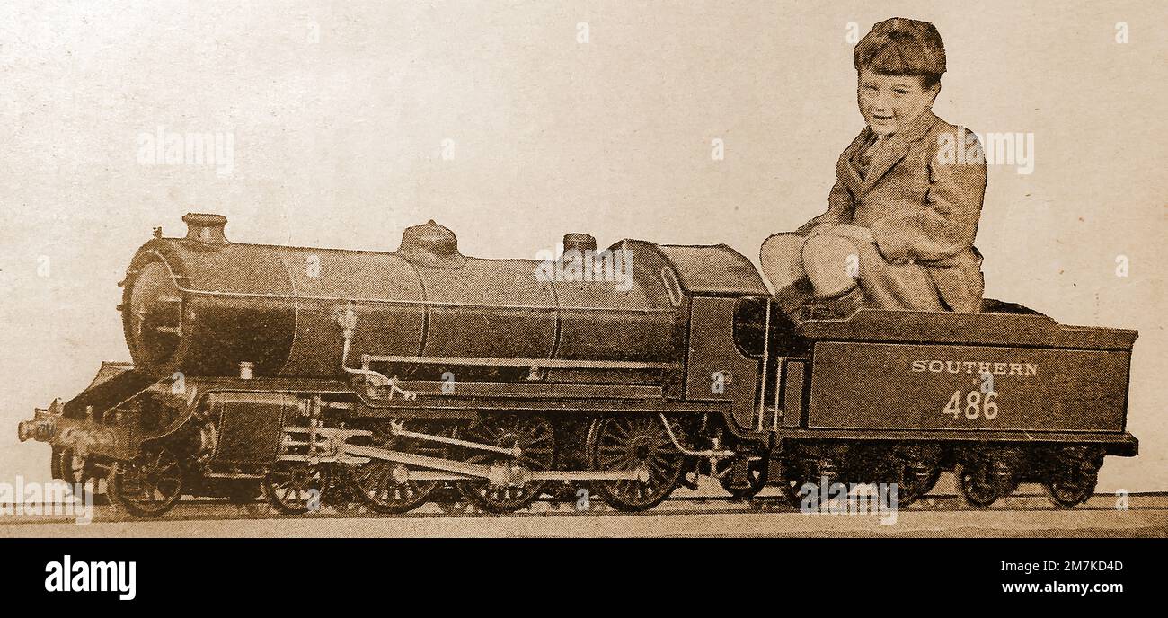 Ein 1930 erstelltes Bild eines jungen Schuljungen, der ein Modell einer Southern Railways-Lokomotive im Maßstab 1-6 fährt. 486. Stockfoto