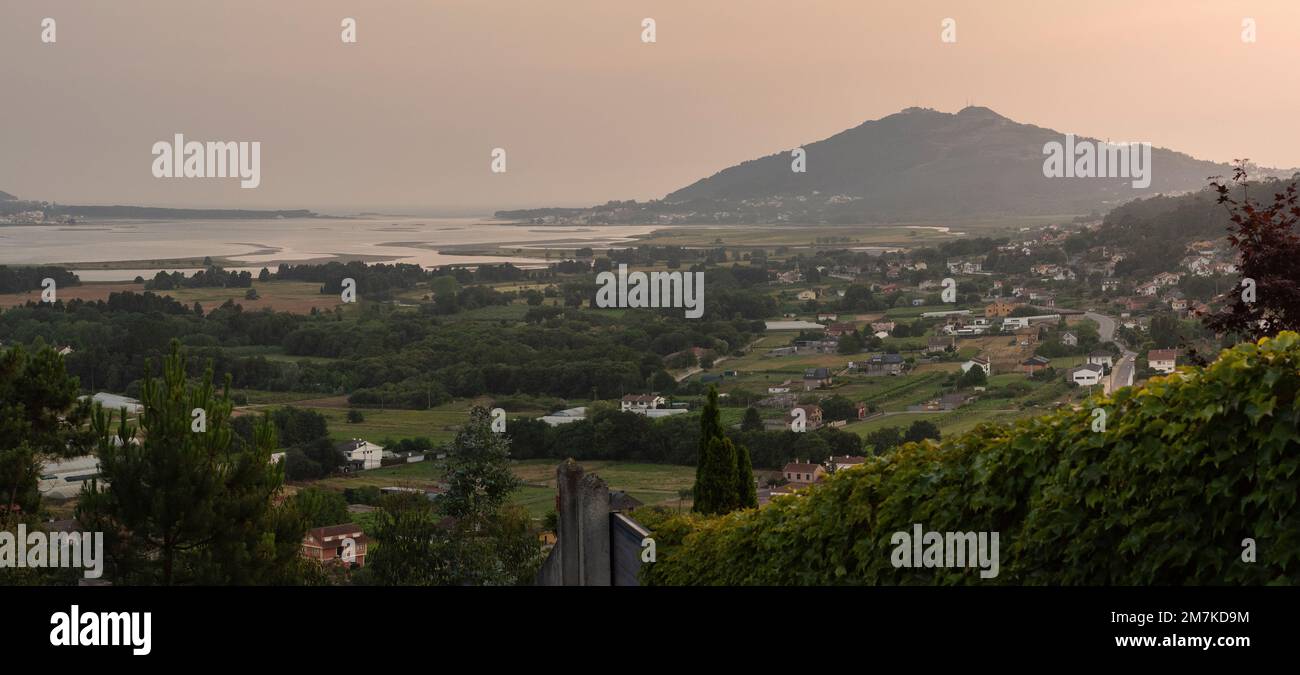 Panoramablick auf den Fluss Miño, den Berg Santa Tecla und die Städte Rosal und A Guarda. Der Fluss Miño trennt Portugal und Spanien vor RE Stockfoto