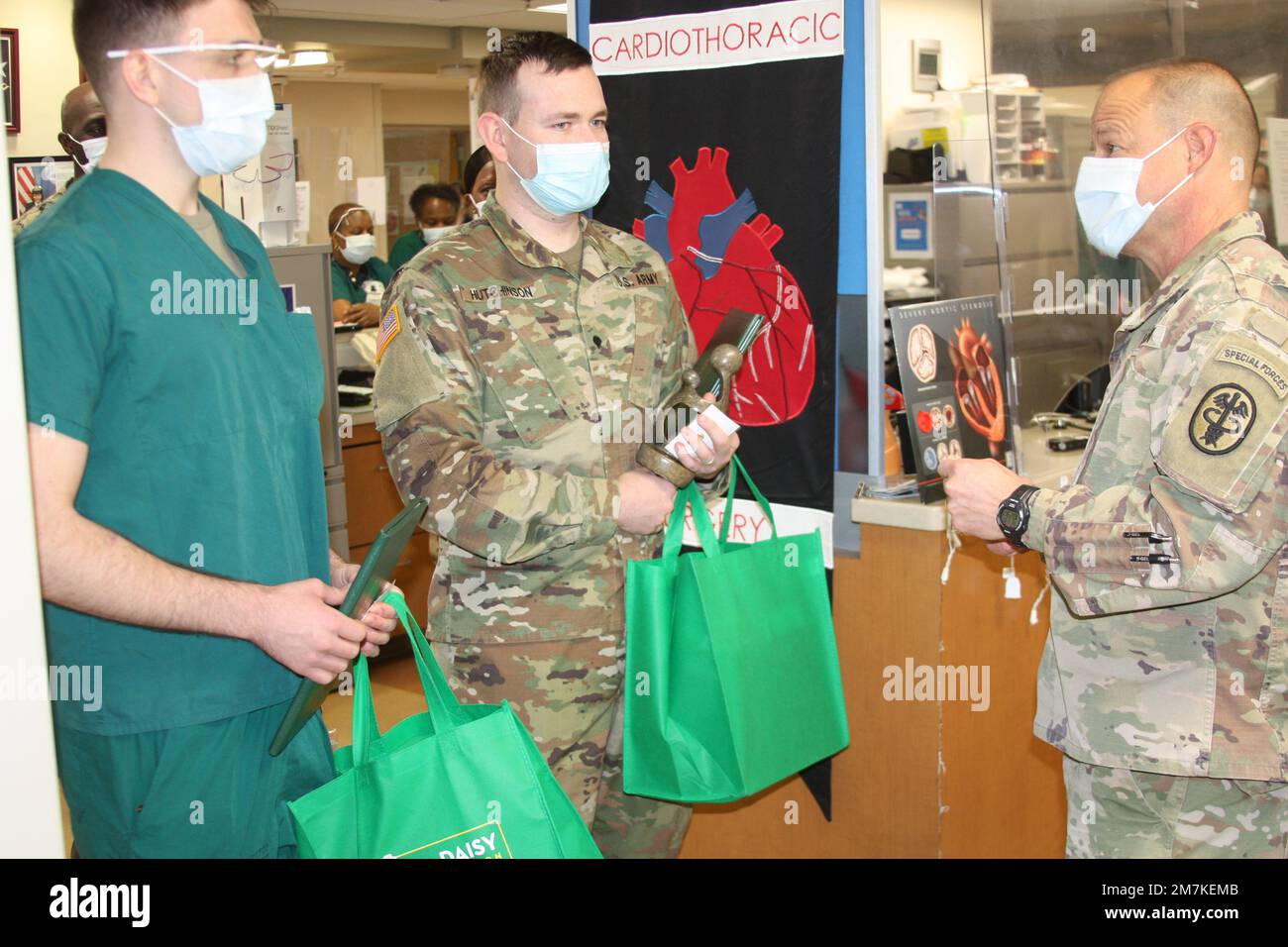 Walter Reed Direktor Des National Military Medical Center Brigg. General Jack Davis (rechts) gratuliert Army 2. LT. Zackary Boadway (links) und SPC. Garrett Hutchinson für den DAISY Award für außergewöhnliche Krankenschwestern, der 2001 von der DAISY Foundation ins Leben gerufen wurde, um den Krankenschwestern „Danke“ zu sagen und „Mitgefühl, Mut und Integrität“ zu demonstrieren. Stockfoto