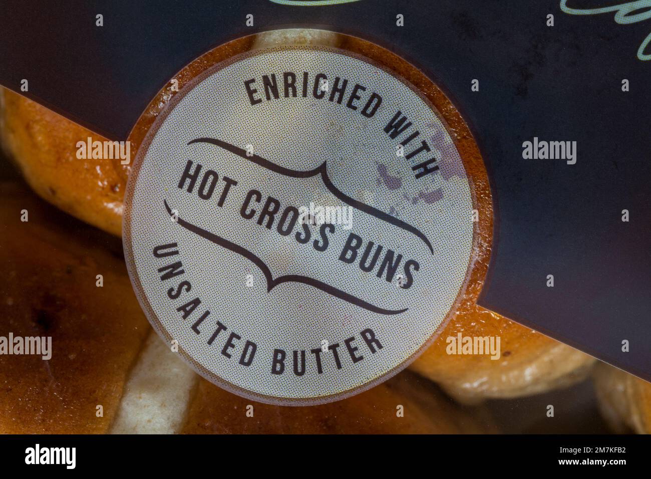 Heiße Crossbrötchen mit ungesalzener Butter - Details auf der Packung mit kleinen, luxuriösen, fruchtigen Crossbrötchen von M&S Stockfoto