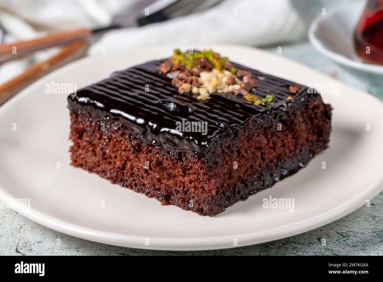 Schokoladenkuchen auf grauem Hintergrund. Schokoladentorte. Backwaren-Desserts. Schließen Stockfoto