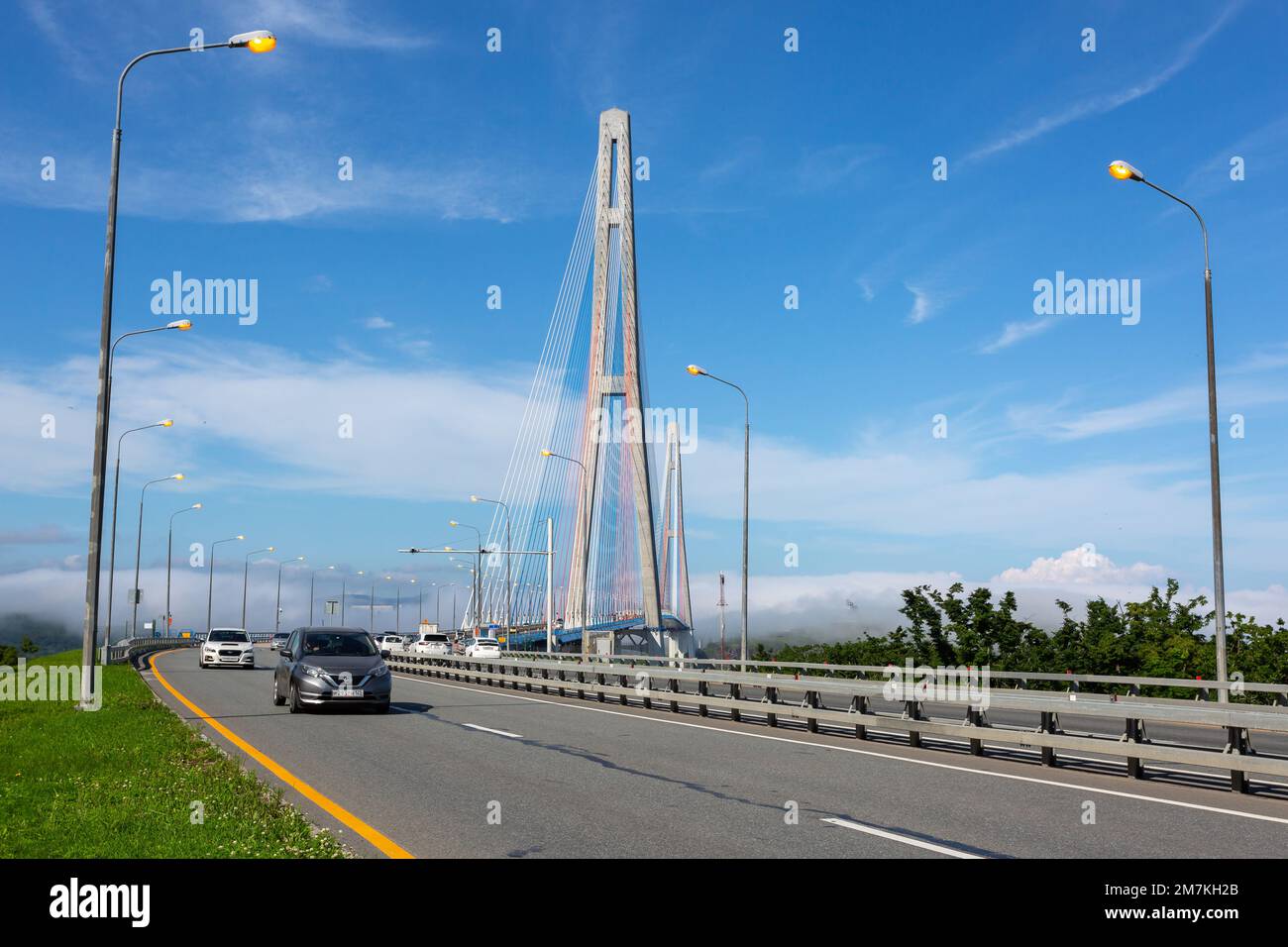 Die Autos fahren entlang der Rusky-Brücke mit Kabelgestachen zur Insel Russkiy in Wladiwostok, Region Primorsky, Russland Stockfoto