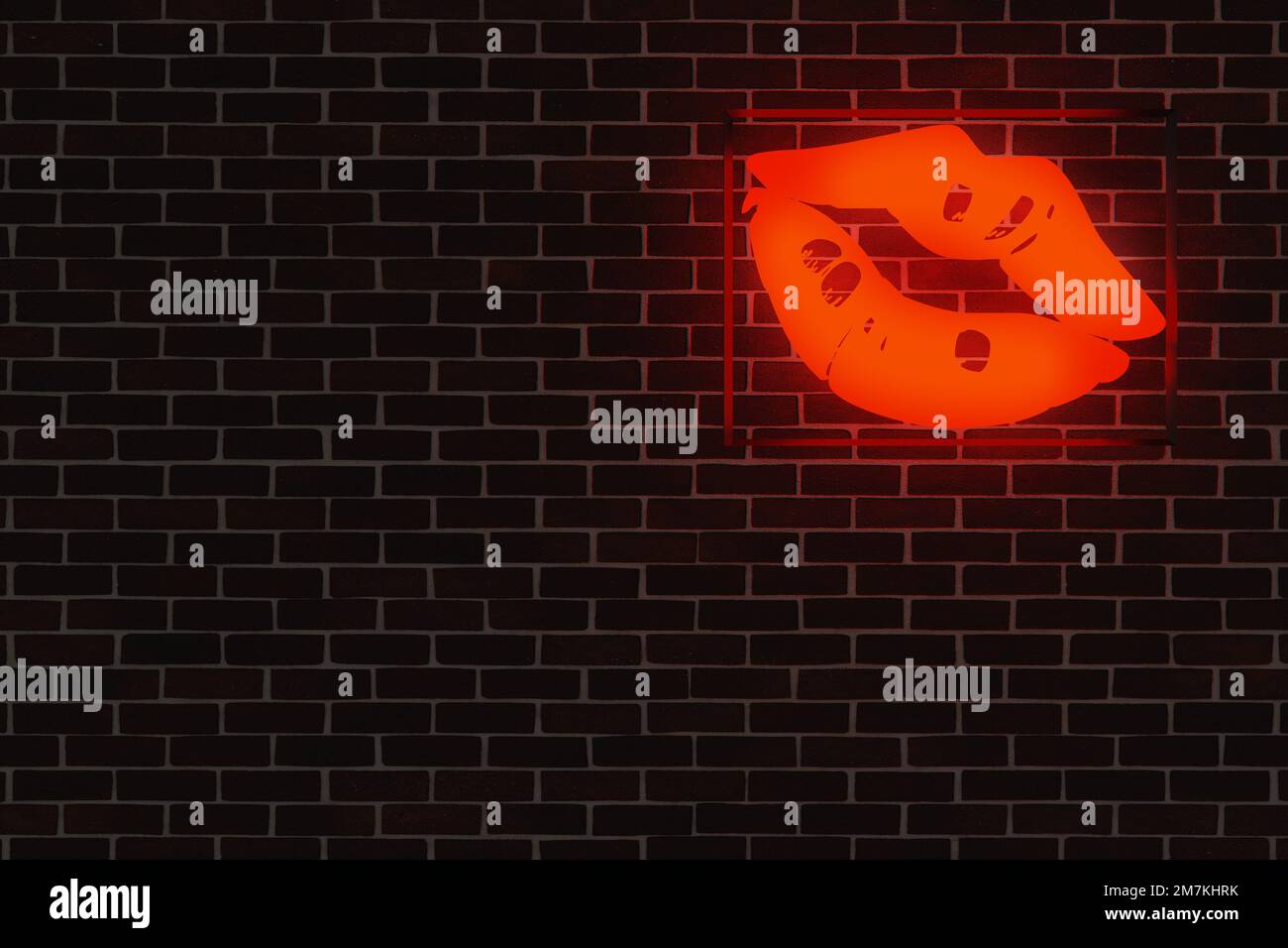 Rot leuchtende Neonlippen an einer Ziegelwand mit Platz für Text, Bild oder Produkt, Happy Valentines Day Concept Stockfoto