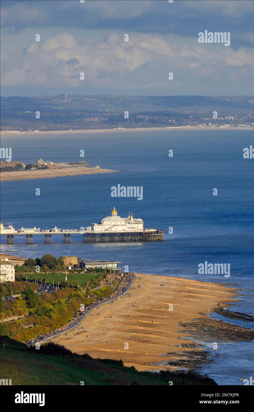 Weiter Blick auf den Eastbourne Pier mit der goldfarbenen Kamera Obscura Dachdetails - Blick von Beachy Head nach Osten. Stockfoto