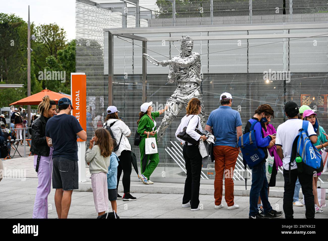 Statue, die Rafael Nadal vom Bildhauer Jordi Díez Fernandez repräsentiert, auf dem Weg zu Roland Garros, dem Grand-Slam-Turnier Stockfoto