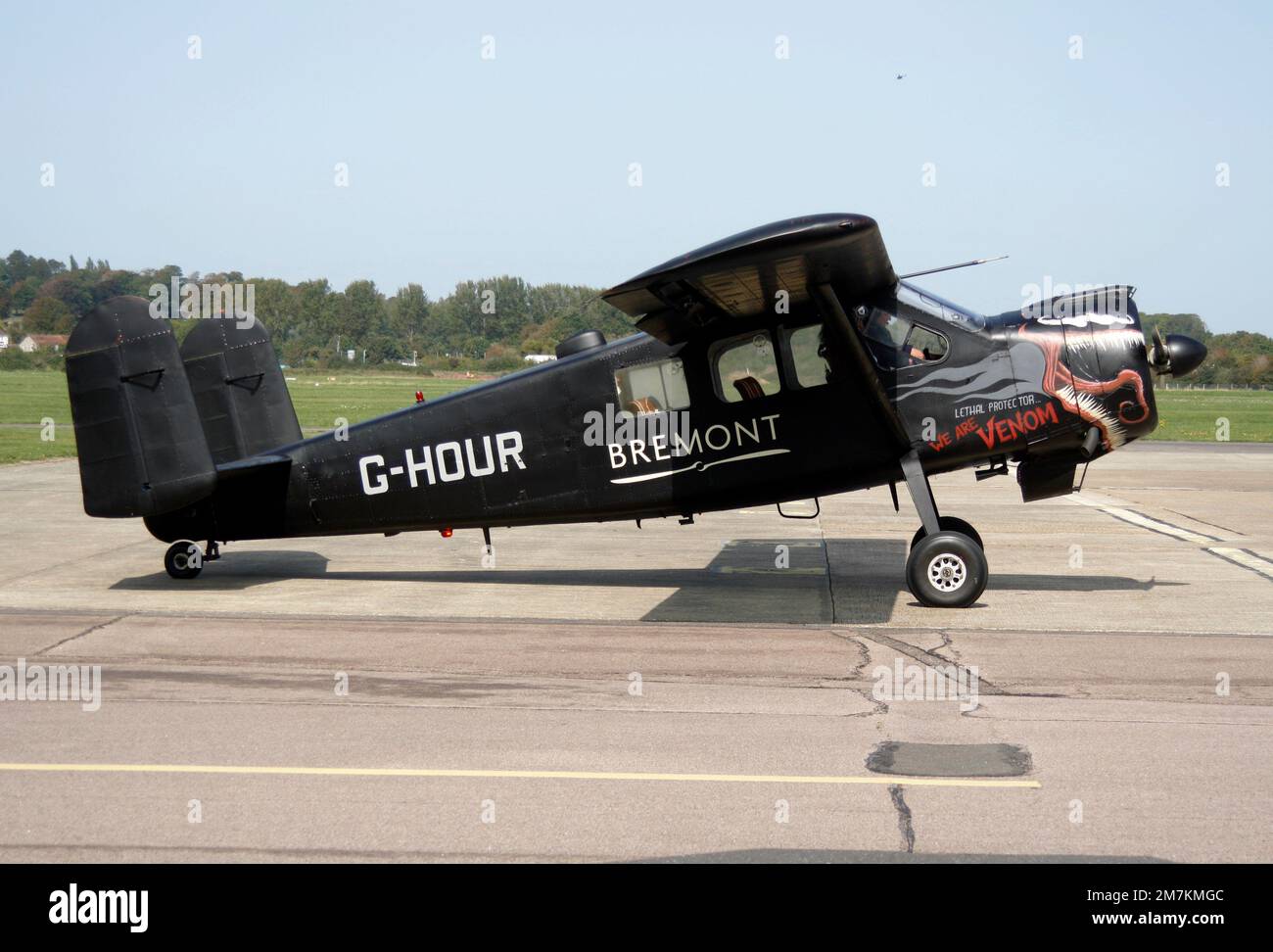 Max Holste MH-1521 C1 Broussard am Brighton City Airport wirbt für Bremont Uhren. Stockfoto