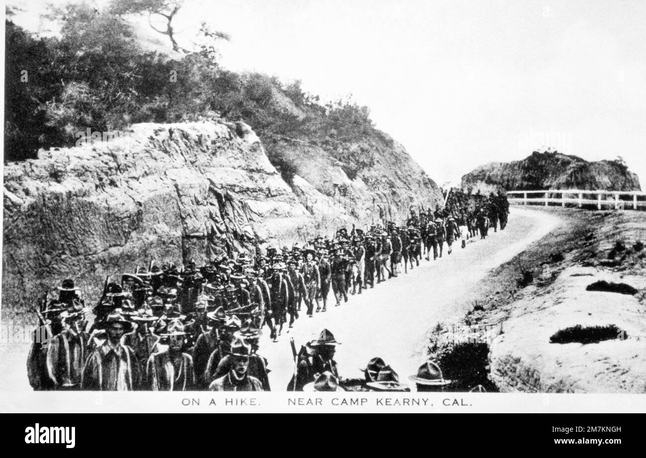 Mitglieder der US Army (USA) 40. Division auf einer Wanderung in der Nähe von Camp Kearny, Kalifornien (Kalifornien). Hinweis: In Zukunft wurde dieses Gebiet zur US Navy (USN) Naval Air Station Miramar. (Exaktes Datum Aufnahme Unbekannt). Basis: San Diego Staat: Kalifornien (CA) Land: Vereinigte Staaten von Amerika (USA) Stockfoto