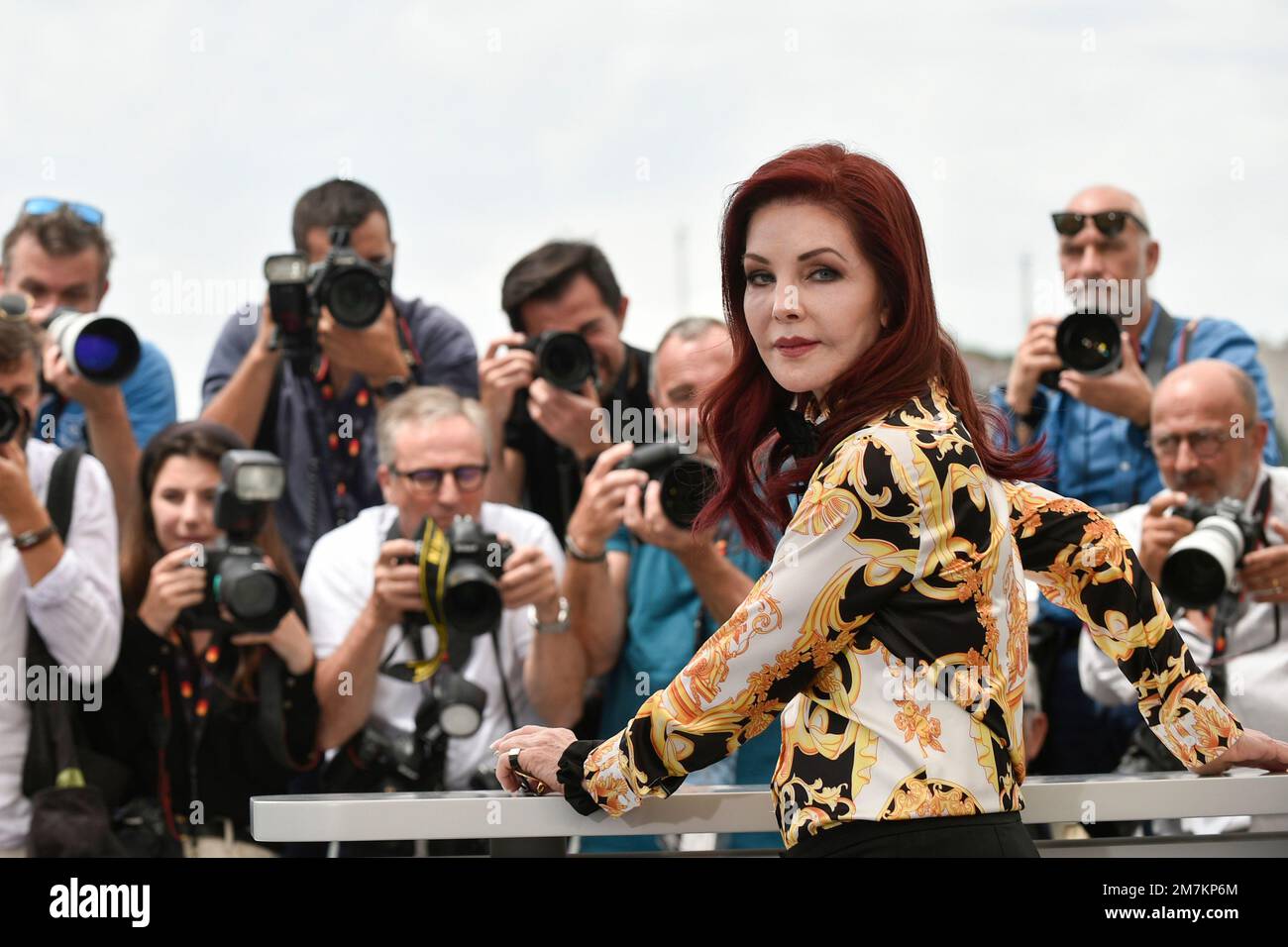 Priscilla Presley posierte während des Fotogesprächs des Films „Elvis“ anlässlich des Filmfestivals in Cannes am 26. Mai 2022 Stockfoto