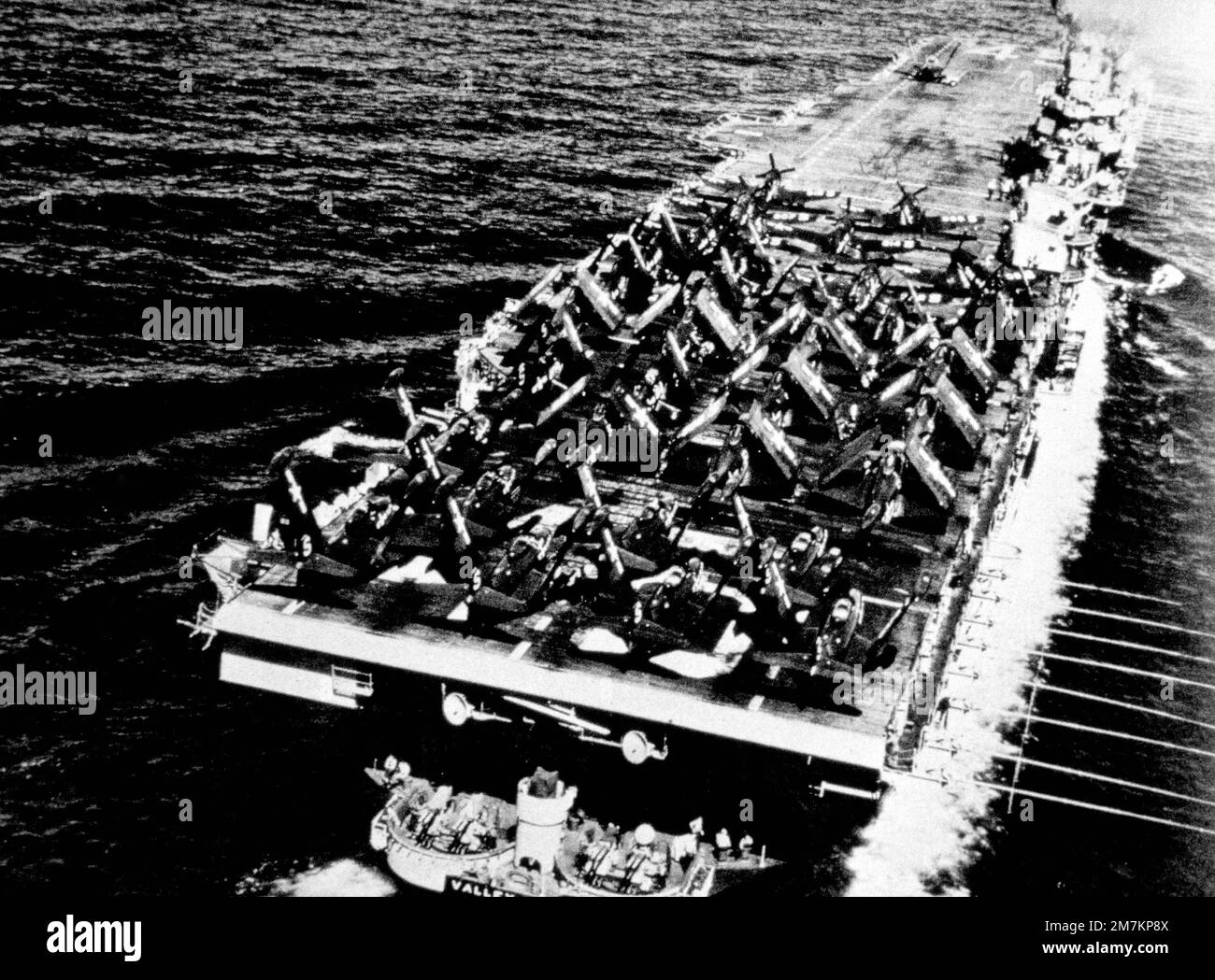 Ein Blick von oben auf den Flugzeugträger USS VALLEY FORGE (CVA 45) der US Navy (USN) der Ticonderoga-Klasse mit F-9F-2B Panther, F2H-2 Banshee und F8F Bearcat-Flugzeugen auf dem Deck. Das genaue Datum der Aufnahme ist unbekannt. Hinweis: In Zukunft wird es sich um die US Navy (USN) Naval Air Station Miramar handeln. Stockfoto