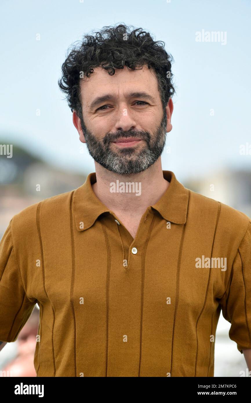 Der Filmemacher Rodrigo Sorogoyen posierte während des Fotoaufrufs des Films „As Bestas“ anlässlich des Filmfestivals in Cannes am 27. Mai 2022 Stockfoto