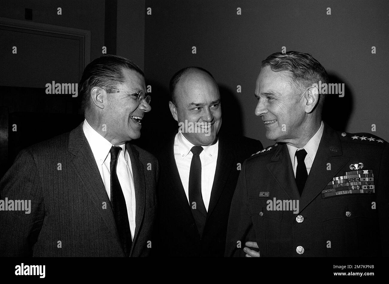 Verteidigungsminister Robert S. McNamara, Linke, spricht mit Rep. Melvin R. Laird (R-Wis) und GEN. Maxwell D. Taylor, USA, Vorsitzender, Joint Chiefs of STAFF, richtig, vor einem Treffen mit dem House Committee on Defense Appropriations im Capitol. Basis: Washington State: District of Columbia (DC) Land: Vereinigte Staaten von Amerika (USA) Stockfoto