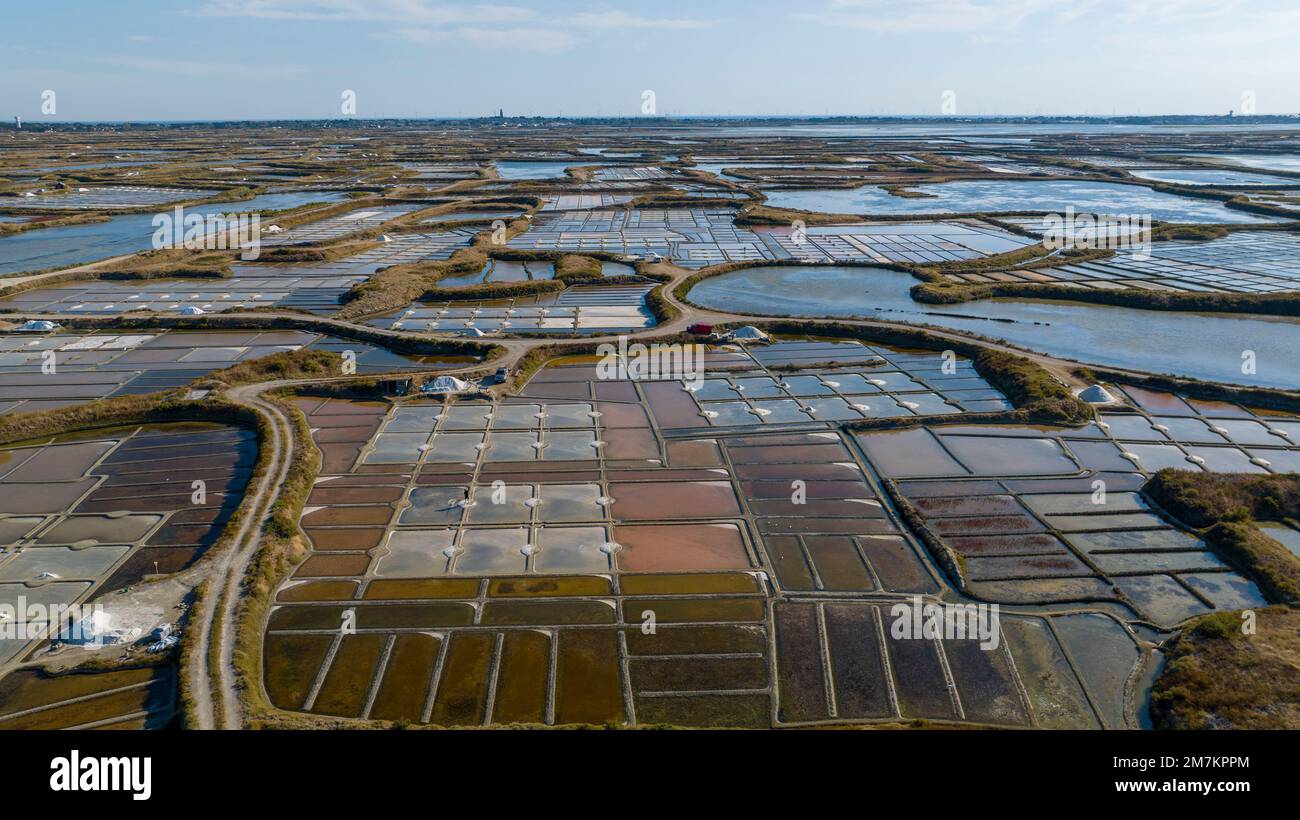 Die Salzmarschen von Guerande aus der Vogelperspektive im Sommer. Im Sommer marschiert das Salz, wenn der Flour de sel gesammelt wird. Salzhügel Stockfoto