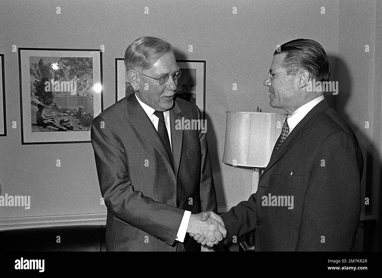 Verteidigungsminister Robert S. McNamara begrüßt Dr. Heinrich Krone, Vorsitzender des Bundesverteidigungsrates der Bundesrepublik Deutschland, bei seiner Ankunft im Pentagon zu einem Treffen. Basis: Arlington Bundesstaat: Virginia (VA) Land: Vereinigte Staaten von Amerika (USA) Stockfoto