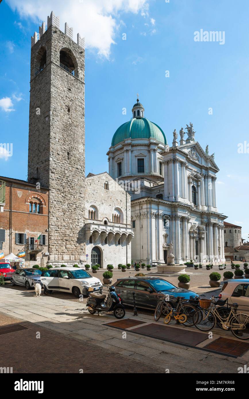 Brescia Kathedrale, Blick im Sommer auf die C17. Neue Kathedrale (Duomo Nuovo), den Palazzo Broletto und Torre del Pegol, Brescia, Lombardei, Italien Stockfoto