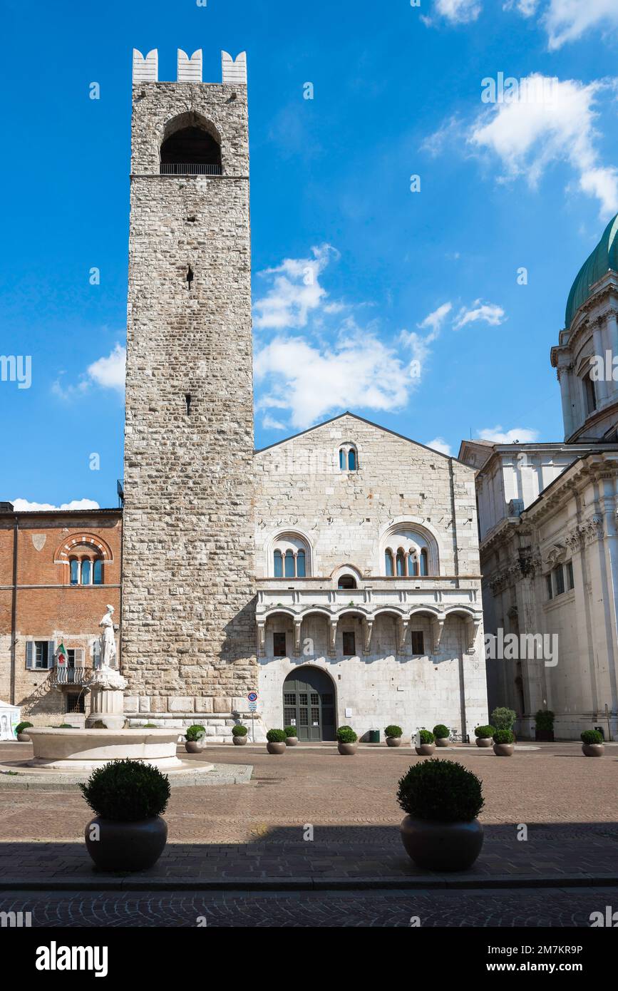Torre del pegol Brescia, Blick im Sommer auf die Renaissance-Ära Torre del pegol und den angrenzenden Palazzo del Broletto, Piazza Paolo VI, Brescia, Italien Stockfoto