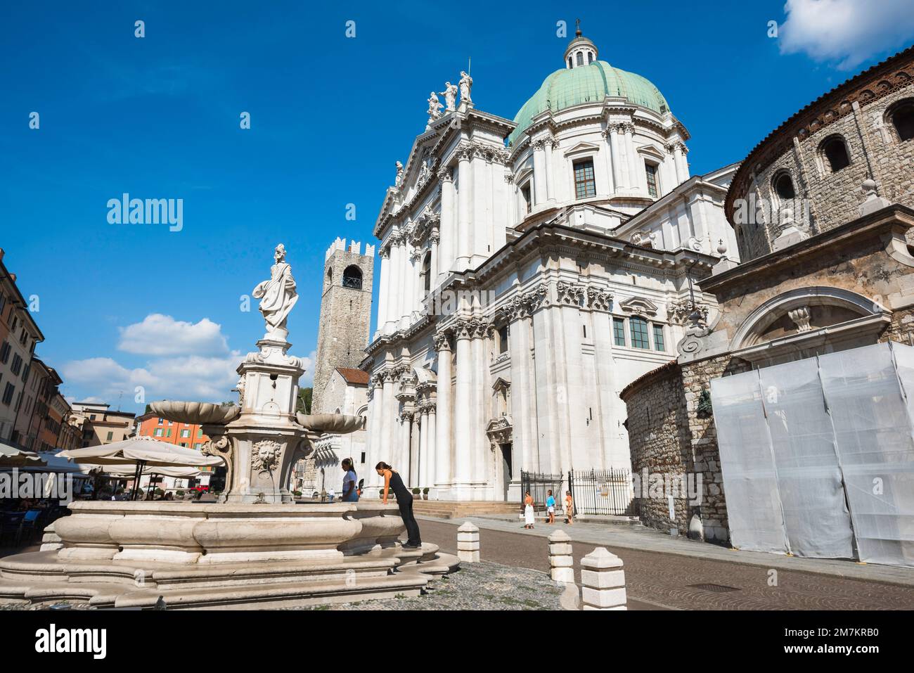 Brescia Piazza Paolo VI, Blick im Sommer auf den Brunnen 'Brescia Armata' und C17. neue Kathedrale (Duomo Nuovo) auf der Piazza Paolo VI, Brescia, Italien Stockfoto