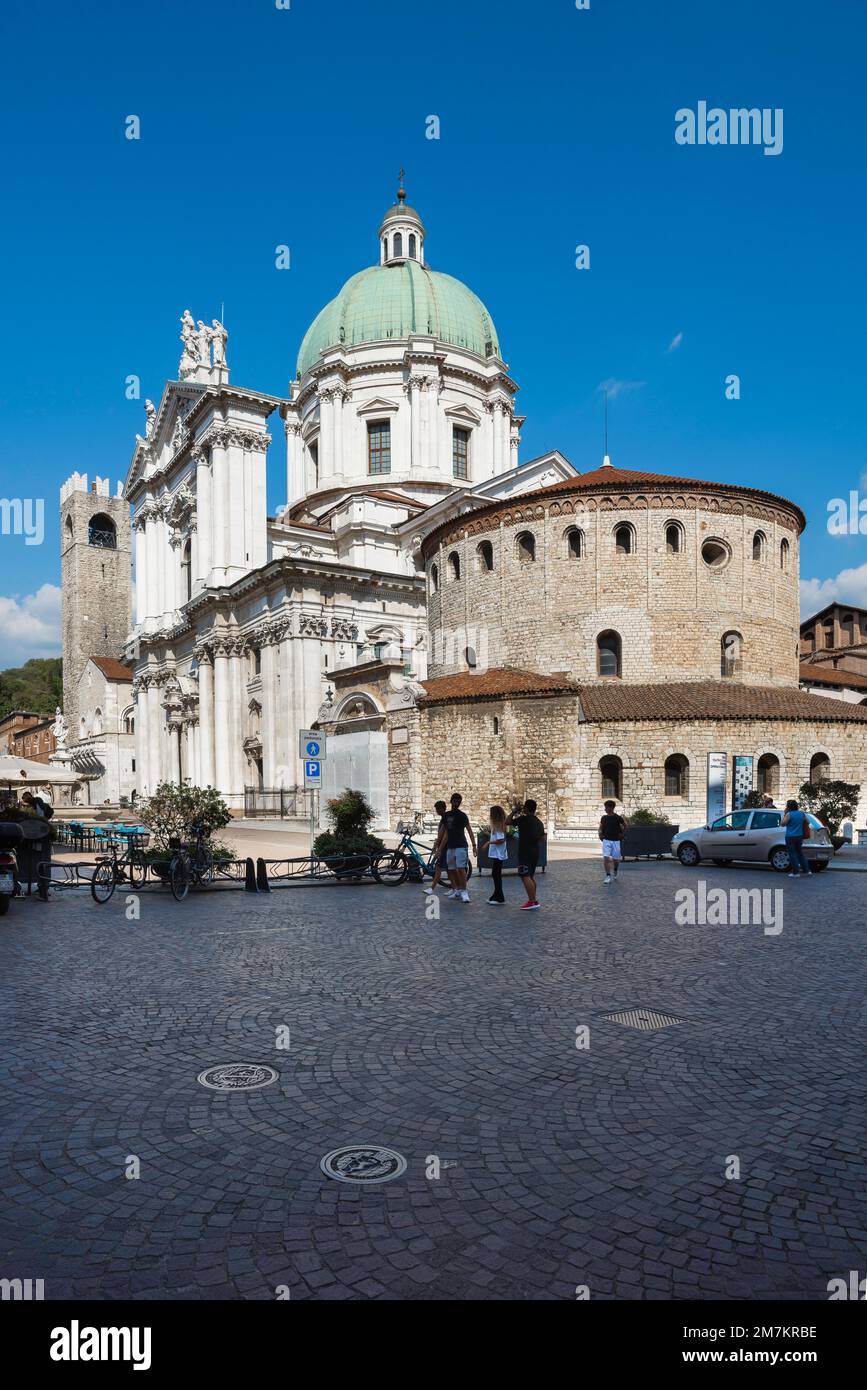 Kathedrale von Brescia, Blick im Sommer auf die alte (Rotonda) Kathedrale aus dem Jahr C12. und die neue Kathedrale aus dem Jahr C17. auf der Piazza Paolo VI in Brescia, Italien Stockfoto
