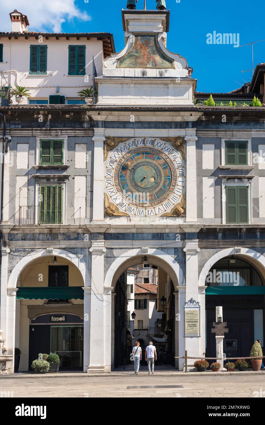 Torre dell'Orologio Brescia, Blick auf die astronomische Uhr der Renaissance auf dem Torre dell'Orologio (1550) auf der Piazza dell Loggia, Brescia, Italien Stockfoto