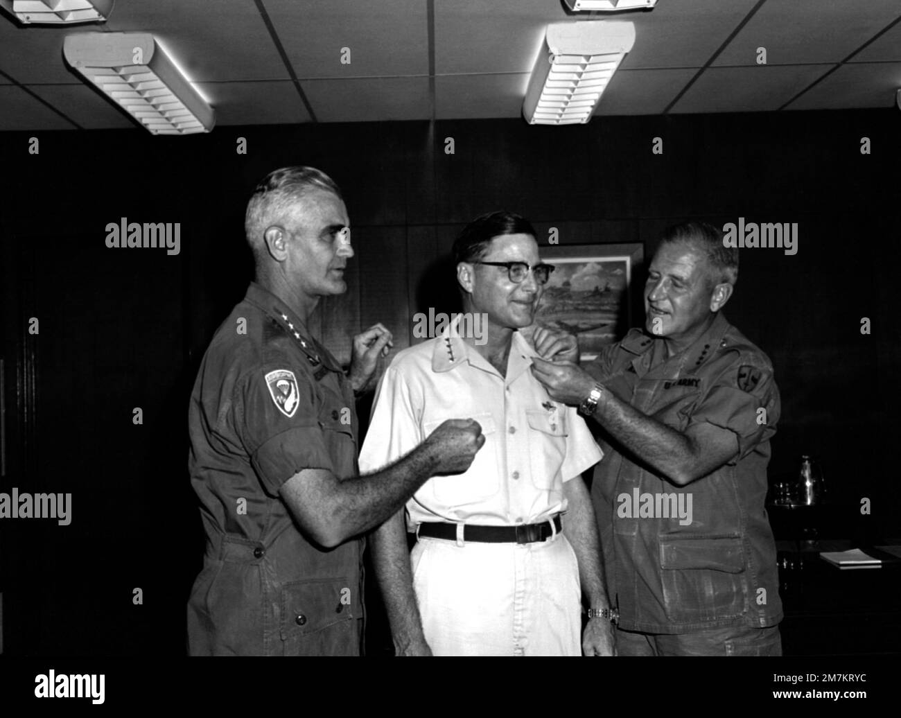 LGEN William W. Momyer erhält seinen vierten Stern von GENERAL William C. Westmoreland, Left, und GEN Creighton W. Abrams, Right, Commander und Deputy Commander, USA Streitkräfte, Vietnam. Momyer, stellvertretender Befehlshaber, Flugbetrieb, USA Das Militärbeistandskommando Vietnam (MACV) und der Befehlshaber der 7. Luftwaffe wurden von Präsident Lyndon B. Johnson für den Rang nominiert. Basis: Saigon Land: Vietnam (VNM) Stockfoto
