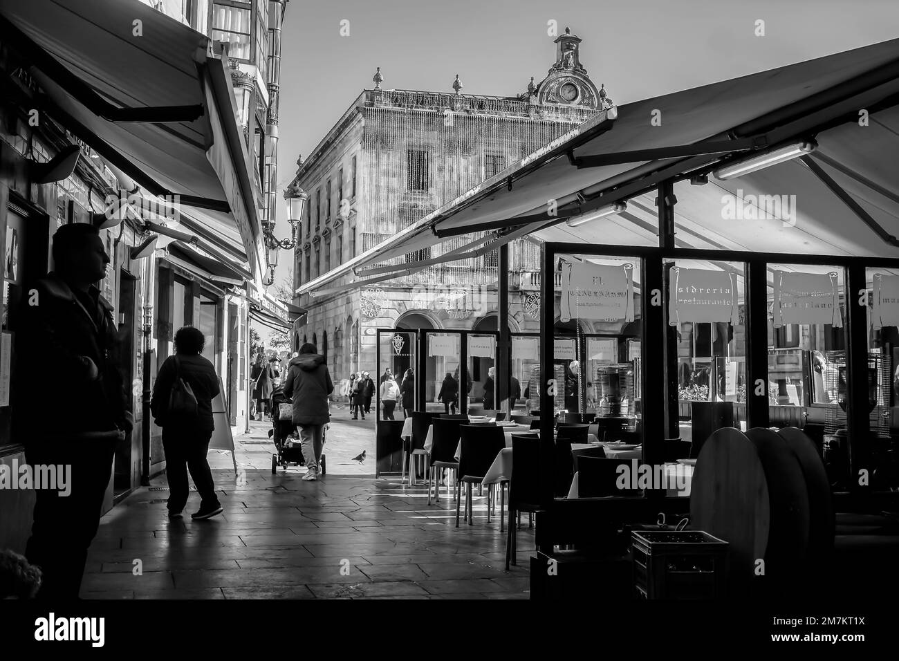 Blick auf das Rathaus von Gijon auf der Plaza Mayor neben einer Terraza. Stockfoto