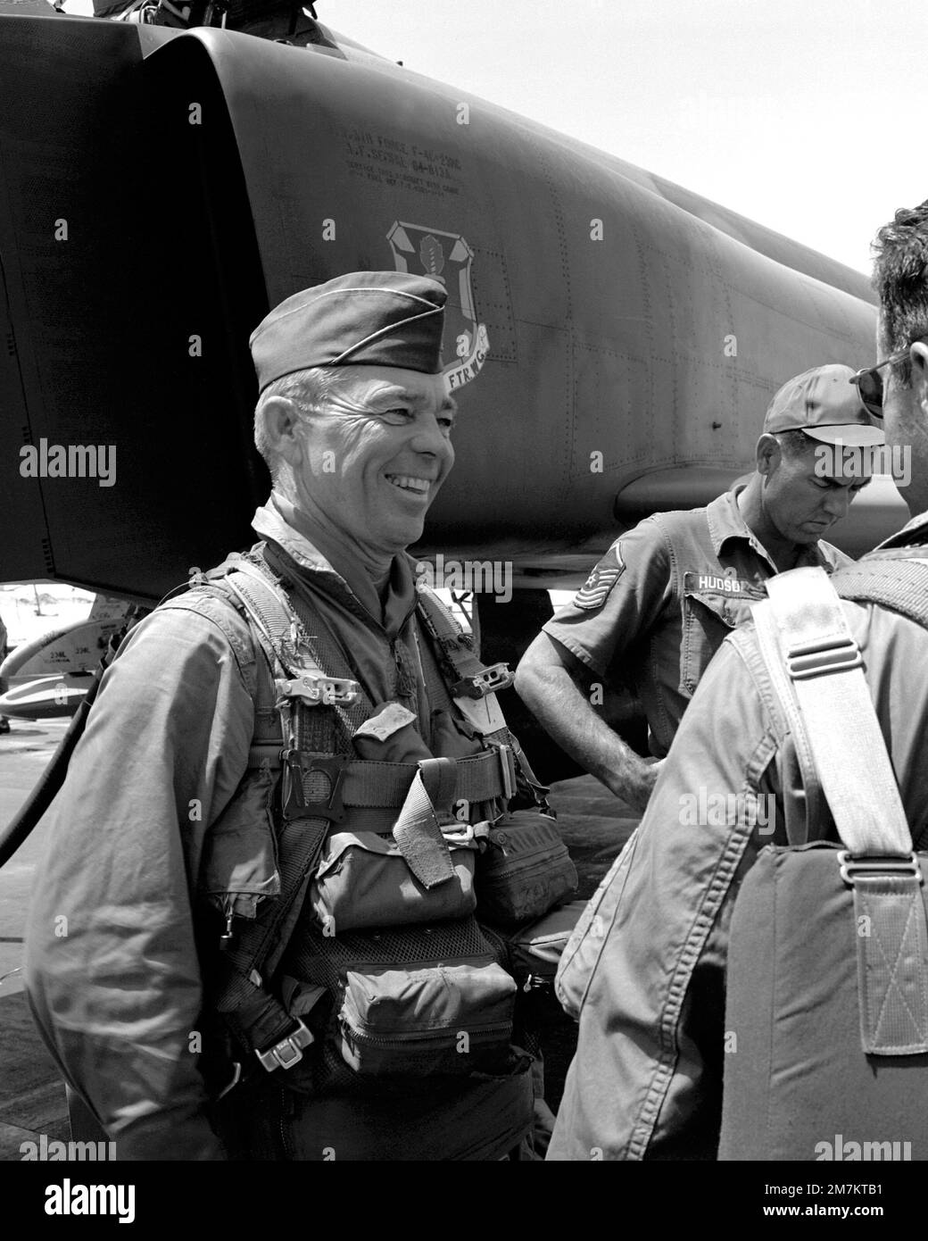 OBERST W. E. Davis Jr., Befehlshaber des taktischen Kampfflügels 12., spricht mit anderen Piloten nach Abschluss seiner 200. Und letzten Kampfmission über Nord- und Südvietnam. Die Mission bestand darin, ein Konzentrationsgebiet Vietcong anzugreifen, militärische Befestigungsanlagen zu zerstören und schwere Schäden zuzufügen. Basis: CAM Ranh Bay Luftwaffenstützpunkt Land: Vietnam (VNM) Stockfoto