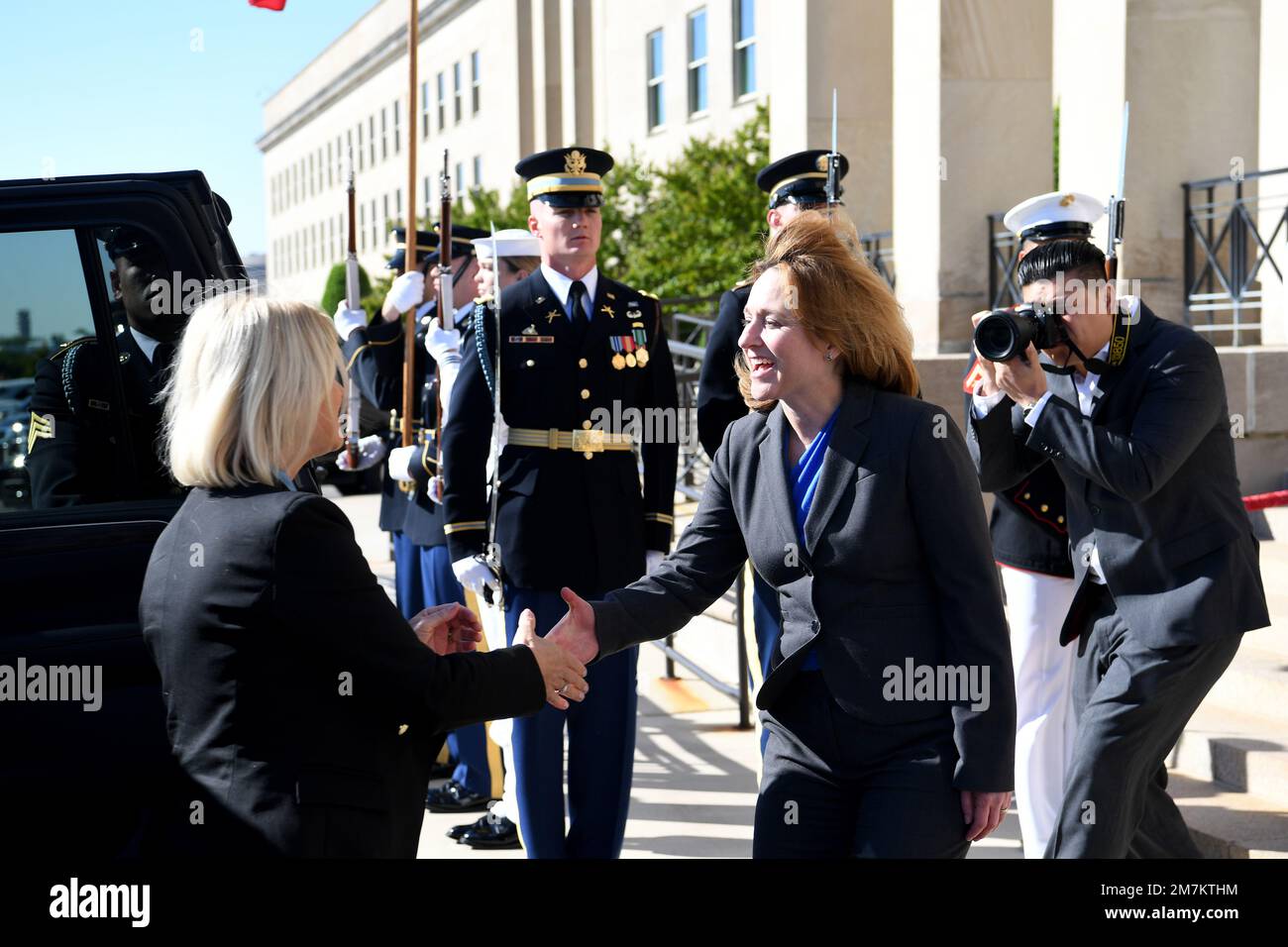 USA Stellvertretende Verteidigungsministerin Dr. Kathleen Hicks empfängt am 10. Mai 2022 im Pentagon in Arlington, Virginia, einen ehrenvollen Cordon der Streitkräfte zu Ehren der österreichischen Bundesministerin für Verteidigung Klaudia Tanner. Stockfoto
