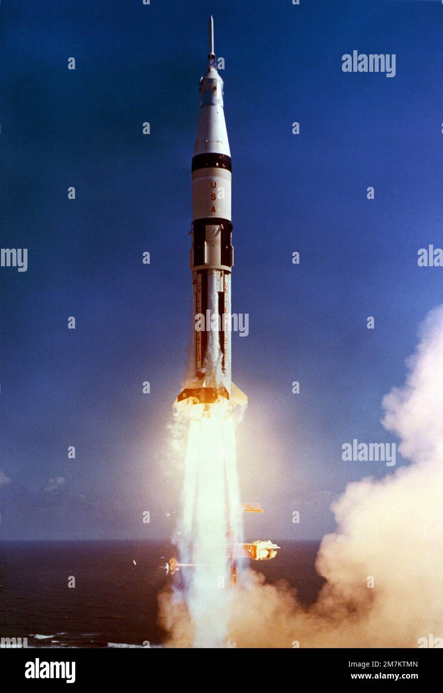 Ein Saturn 1B Raumfahrzeug hebt vom Launch Complex 34 ab, in dem die Apollo 7 Astronauten Walter M. Schirra Jr., Donn F. Eisele und Walter Cunningham transportiert werden. Basis: Cape Kennedy Bundesstaat: Florida (FL) Land: Vereinigte Staaten von Amerika (USA) Stockfoto