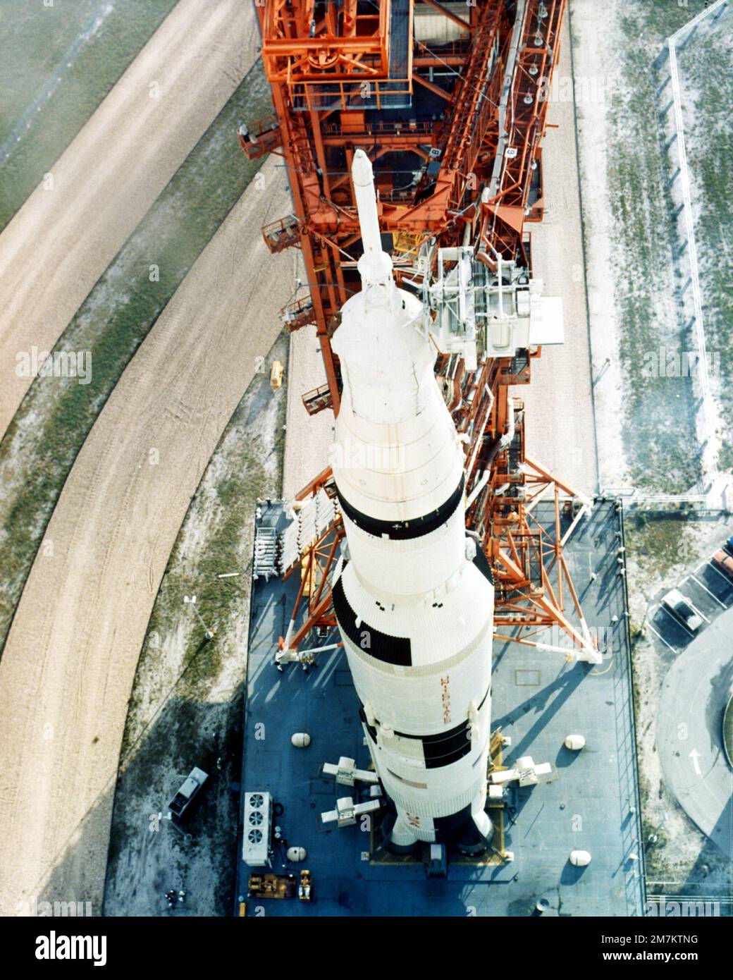 Ein Blick auf das 363 m hohe Saturn V-Trägerfahrzeug, das die Apollo 8 Astronauten Frank Borman, James Lovell und William anders in den Weltraum bringt. Das Trägerfahrzeug wird vom Montagebau zum Launch Pad A, Komplex 39, verlegt. Apollo 8, der im Dezember starten soll, wird der erste bemannte Saturn V-Flug sein. Basis: Kennedy Space Center Bundesstaat: Florida (FL) Land: Vereinigte Staaten von Amerika (USA) Stockfoto