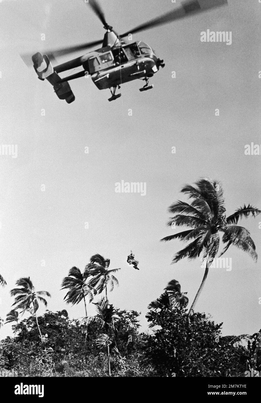 Ein HH-43 Pedro (Huskie) Helikopter wird verwendet, um einen abgeschossenen Flieger vor einem feindlichen Dschungel in Südostasien zu retten. Land: Unbekannt Stockfoto