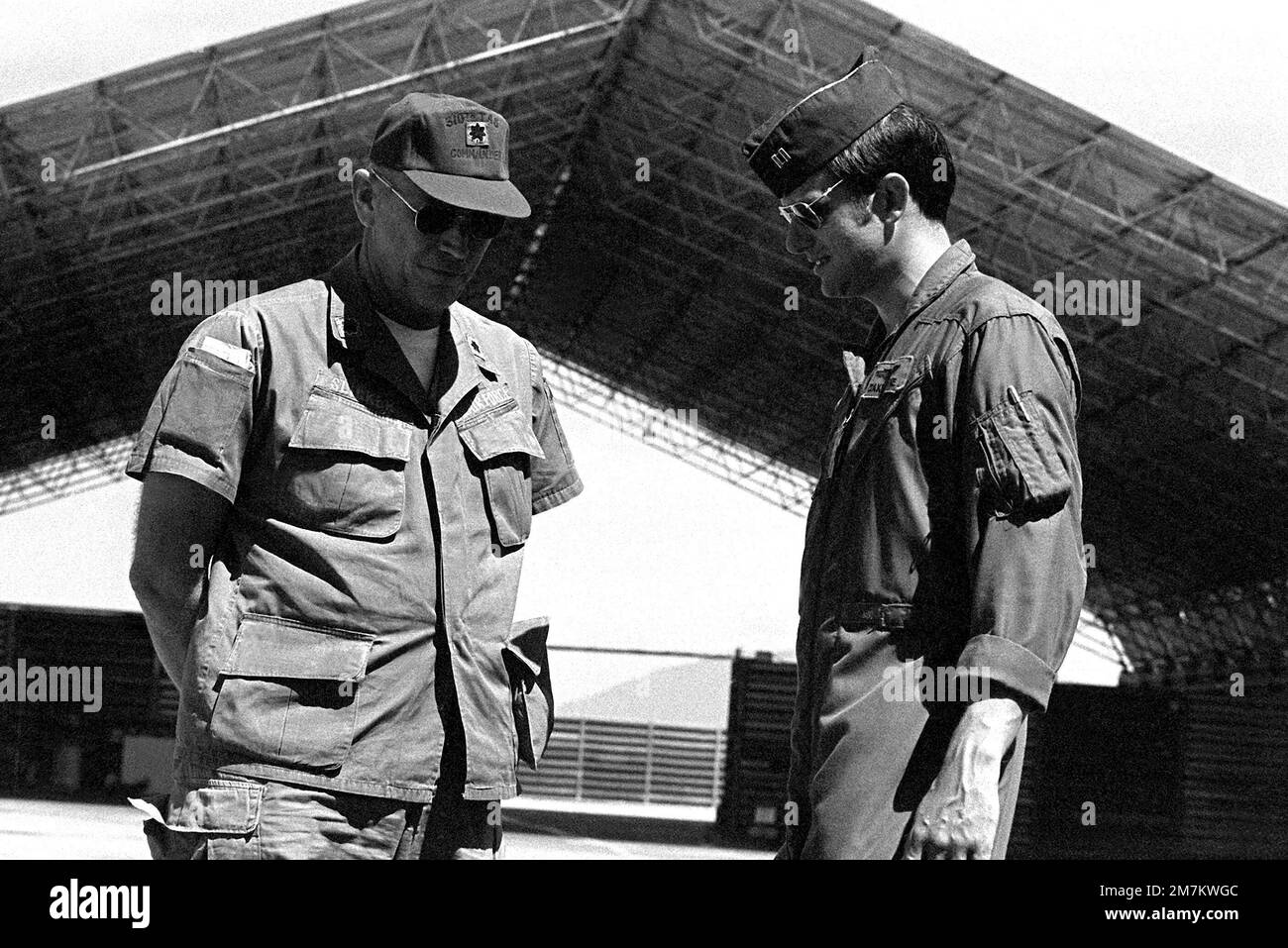 LTC Slicker, Befehlshaber, 310. Taktische Luftaufstandsschwadron, 315. Taktischer Luftaufstandsflügel, spricht mit dem Flugzeugpiloten CPT J. Greene des UC-123K-Anbieters. Das inaktivierte Flugzeug trägt den Namen „Patches“ für die mehr als 1.000 Hit-Hole-Patches, die es während des Vietnamkonflikts erhalten hat. Basis: PHAN Rang Air Base Country: Südvietnam Stockfoto
