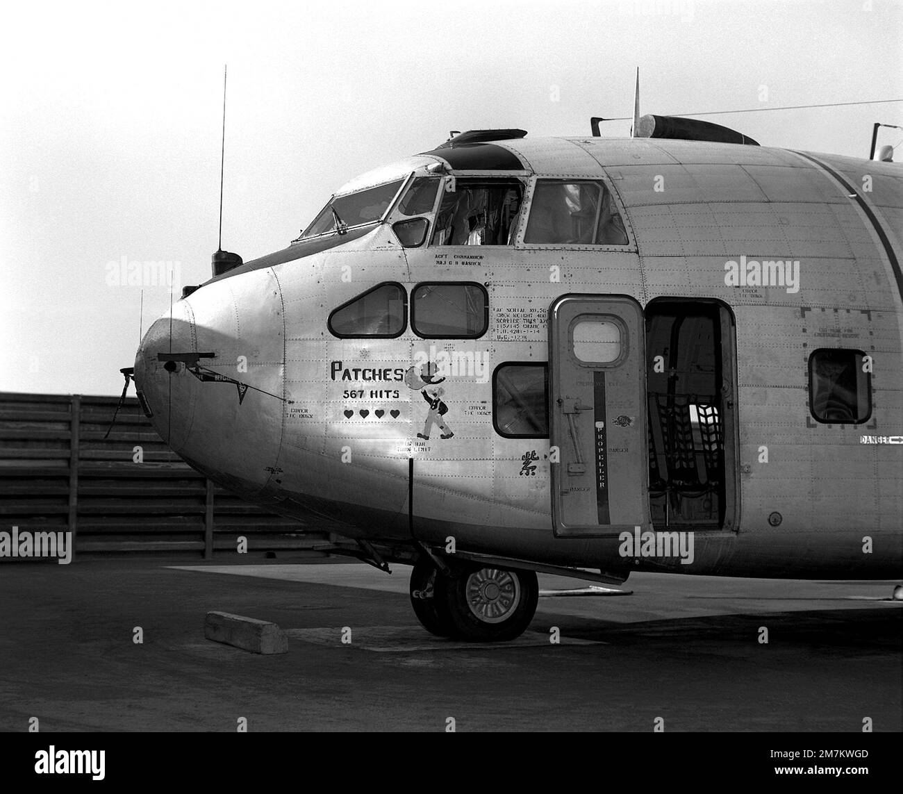 Linke Seitenansicht eines geparkten UC-123K Provider-Flugzeugs vom taktischen 315.-Flügel. Das inaktivierte Flugzeug trägt den Namen „Patches“ für die mehr als 1.000 Hit-Hole-Patches, die es während des Vietnamkonflikts erhalten hat. Die Bilder auf dem Flugzeug sind Snuffy Smith mit einem kugeldurchdachten Hut und vier Purple Hearts, eines für jedes im Flug verwundete Flugbesatzungsmitglied. Basis: PHAN Rang Air Base Country: Südvietnam Stockfoto