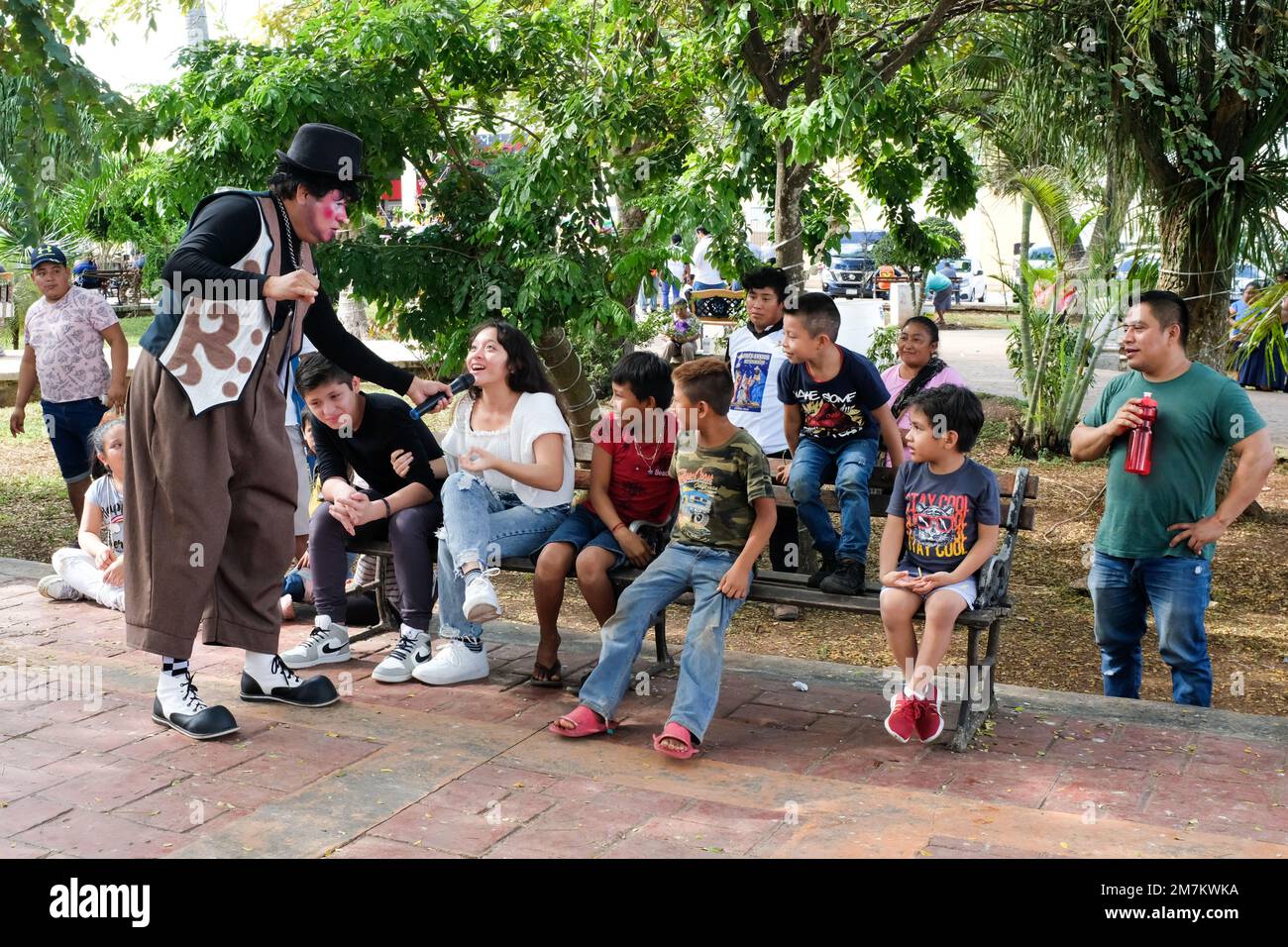 Clown unterhält Kinder auf dem hauptplatz in Tizimin, Yucatan, Mexiko Stockfoto