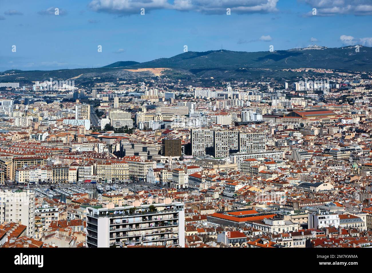 Marseille (Südostfrankreich): Überblick über die Stadt von der Basilika Notre-Dame de la Garde. Gebäude, städtische Dichte Stockfoto