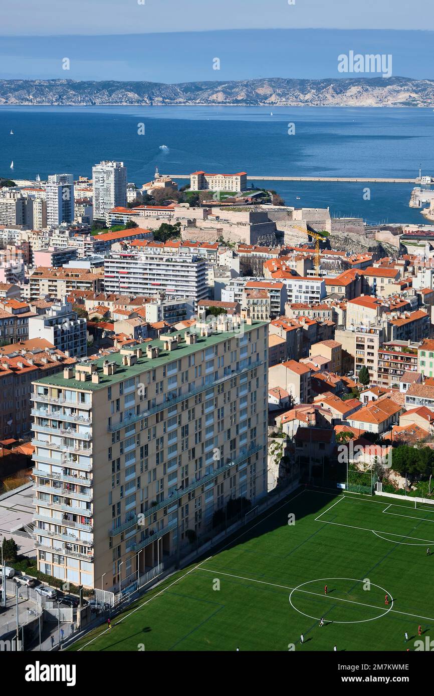 Marseille (Südostfrankreich): Überblick über die Stadt von der Basilika Notre-Dame de la Garde mit einem Baustein und der Di Giovanni Tellene Stockfoto