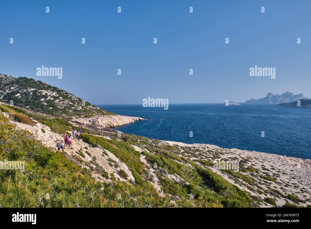 Marseille (Südostfrankreich): Küstenlandschaft entlang der „Calanques“ (felsige Buchten). Touristen, Wanderer auf dem Küstenweg entlang der "Calanques" ( Stockfoto