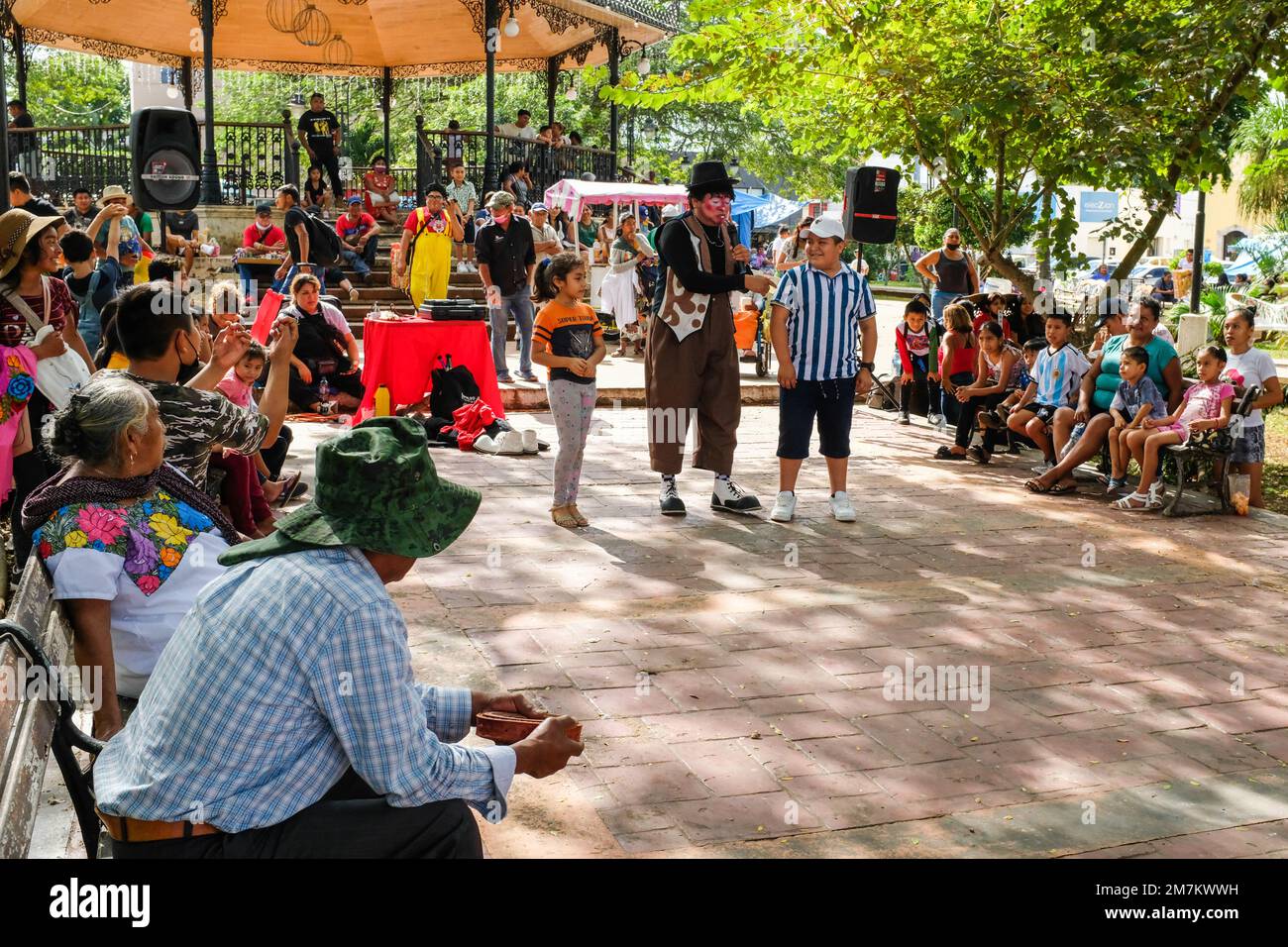 Clown unterhält Kinder auf dem hauptplatz in Tizimin, Yucatan, Mexiko Stockfoto