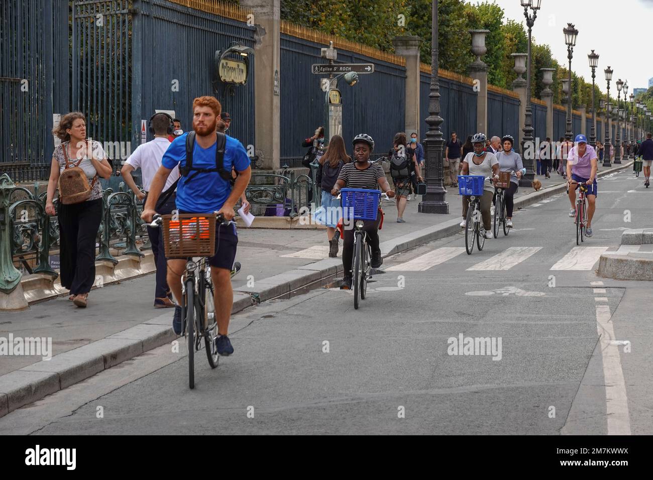 Frankreich, Paris, Radfahrer fahren auf der Rue de Rivoli, 1. Arrondissement, typische Luxusstraße Foto © Fabio Mazzarella/Sintesi/Alamy Stock Photo Stockfoto