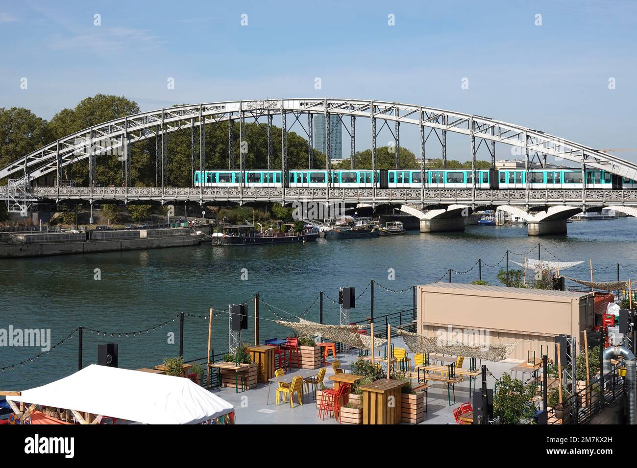 Frankreich, Paris, schwimmendes Restaurant am Ufer der seine und Viaduc d'Austerlitz (Austerlitz Viadukt) ist ein einstöckiges Stahlbogen, Eisenbahnbrücke Stockfoto