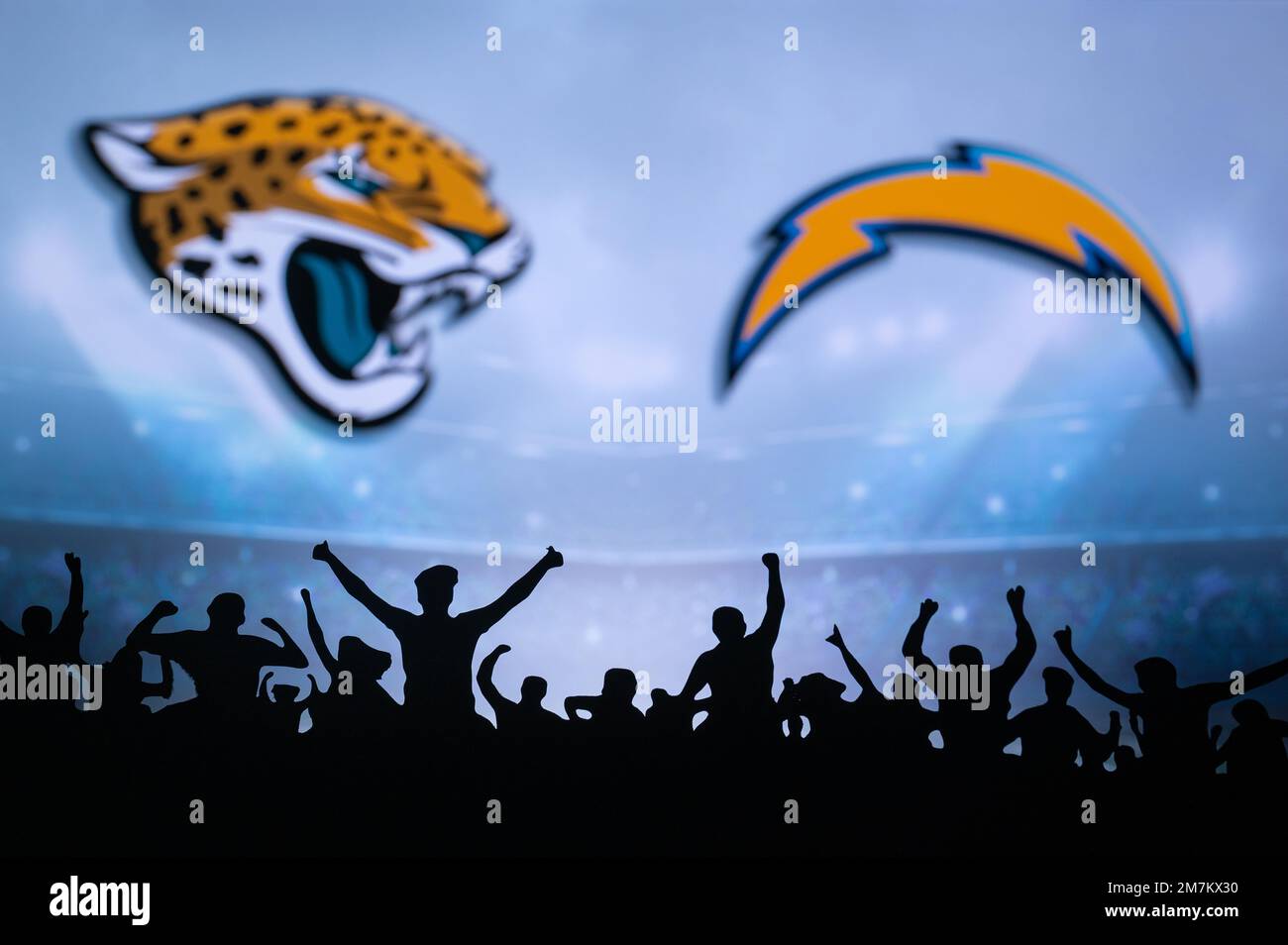 JACKSONVILLE, USA, 10. JANUAR 2023: Los Angeles Chargers vs. Jacksonville Jaguars. NFL Wild Card Round 2023, Silhouette von Fans, die das Team A unterstützen Stockfoto