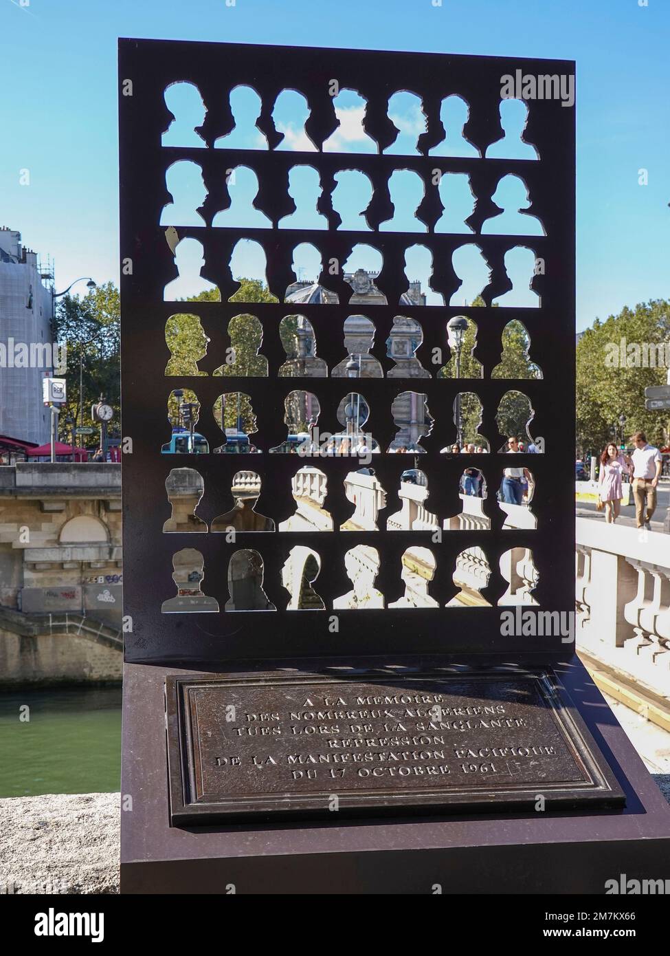 Frankreich, Paris, Ein Gedenkschild am Ufer der seine, gewidmet den Opfern der Polizeireaktion auf mehrere hundert Algerier Stockfoto