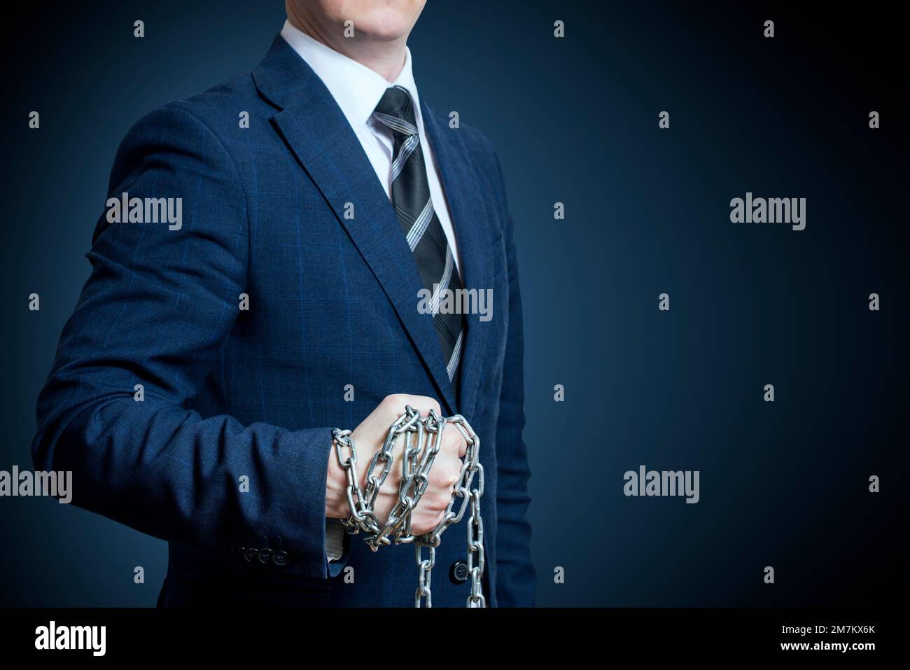 Geschäftsmann mit Kette an der Hand Stockfoto