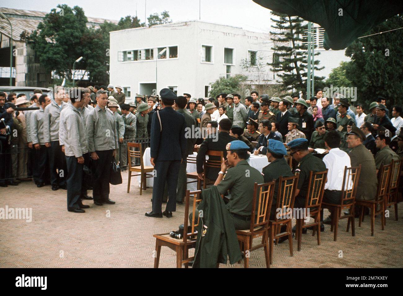 OBERST. Lynn wird von der Rückkehrer-Delegation des Flughafens Gia Lam nach seiner Freilassung aus einem Kriegsgefangenenlager begrüßt. Basis: Hanoi Land: Vietnam (VNM) Stockfoto