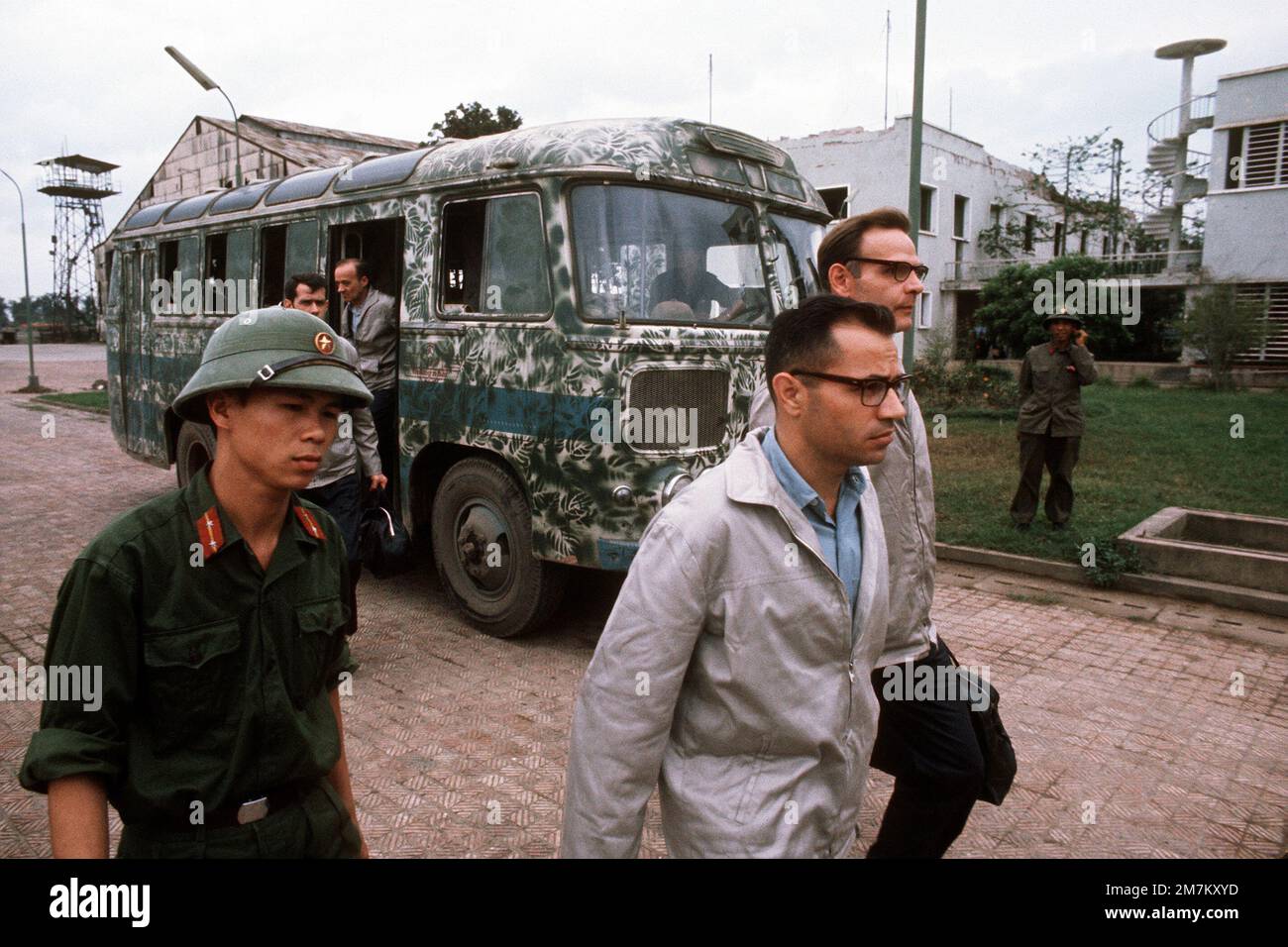 Kriegsgefangene steigen am Flughafen Gia Lam aus. Die Männer gehen an Bord eines C-141-Starlifter-Flugzeugs zur Evakuierung zum Clark Air Base, Republik der Philippinen. Basis: Hanoi Land: Vietnam (VNM) Stockfoto