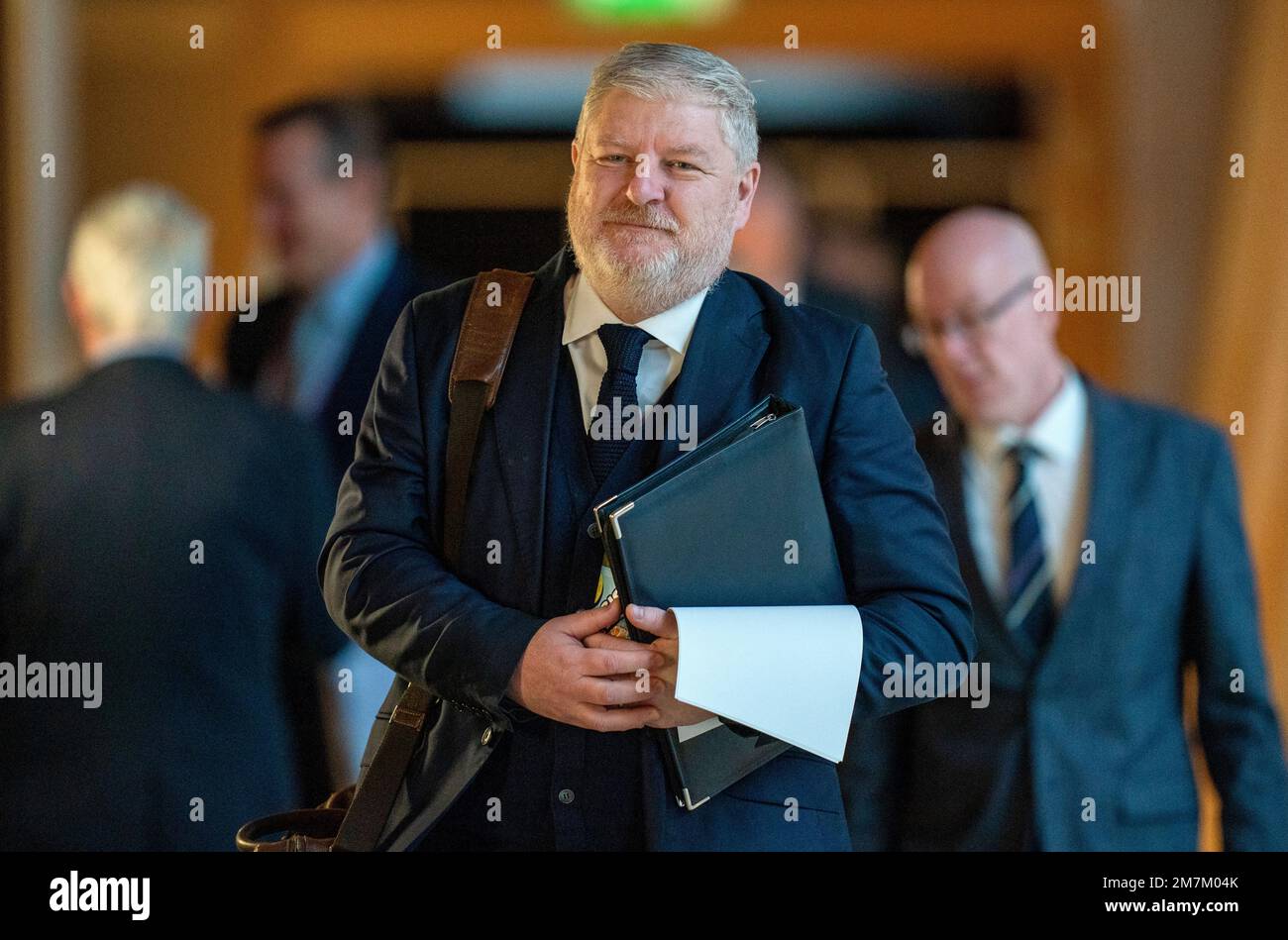 Schottischer Kabinettssekretär für Verfassung, Auswärtige Angelegenheiten und Kultur Angus Robertson trifft vor der Ministererklärung ein: NHS Winter Pressure in der Hauptkammer des schottischen Parlaments in Edinburgh. Foto: Dienstag, 10. Januar 2023. Stockfoto